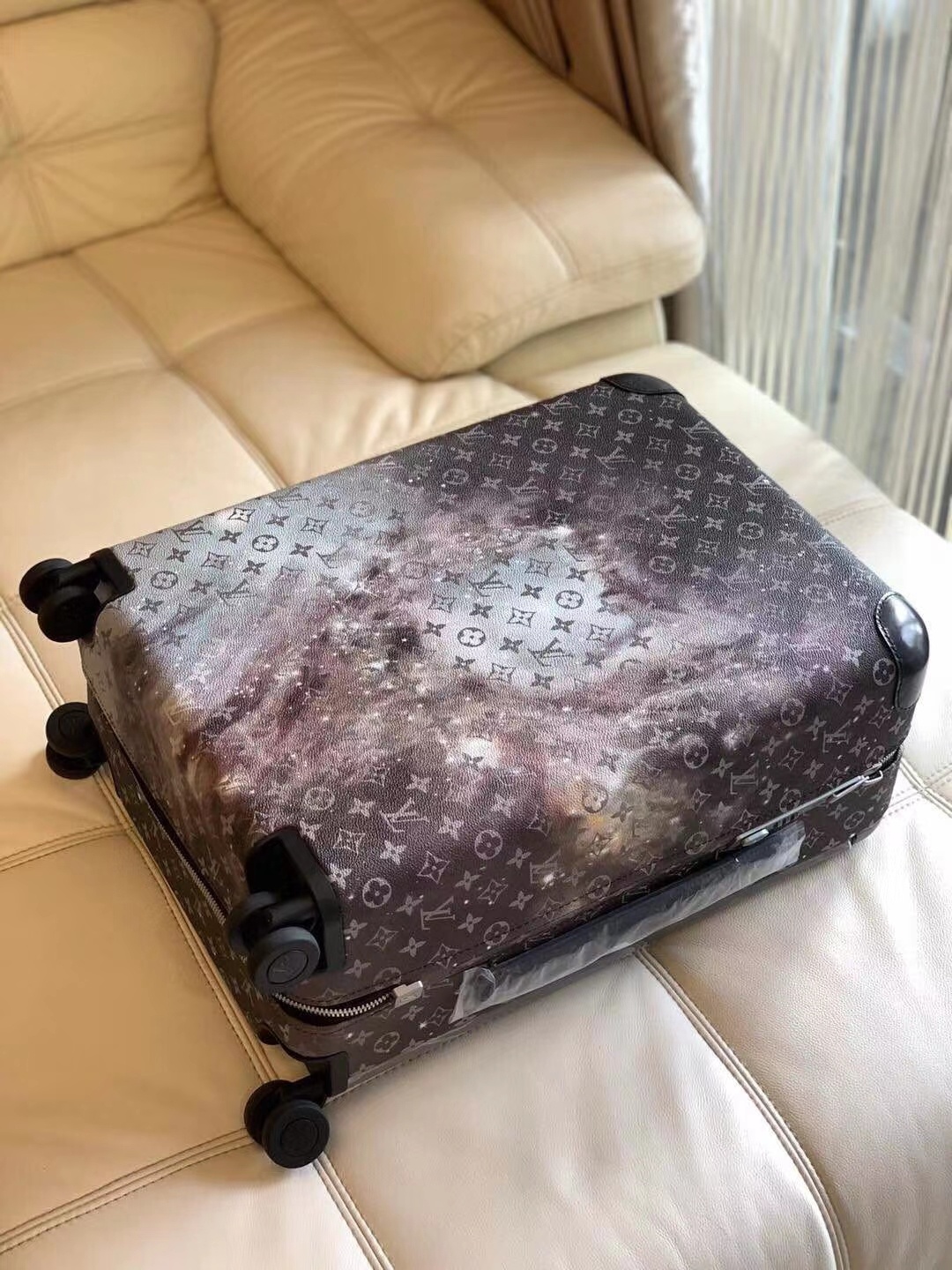 Maleta de cuatro ruedas HORIZON 'Cielo estrellado'. Lona Monogram clásica + herrajes personalizados. Forro de malla. Ri…