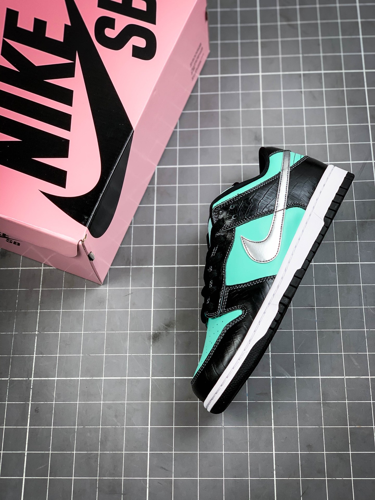 290 Diamond Supply Co. X Nike SB Dunk Low Pro ” Tiffany ” 美国西海岸潮牌联名款 304292-402