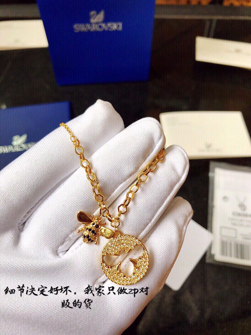 批90
👍代购级别c私人定制💎配送图片可扫码标签及专柜小票🉐正品开模，施华洛小蜜蜂系列蜢呱非常貌美有点Dior、 Gucci的感觉，后来听说换了Gucc的|设计师、难怪。磁性接口，非常牢固，又超级百搭，真的是春夏！必备，推荐给各位童鞋。项链