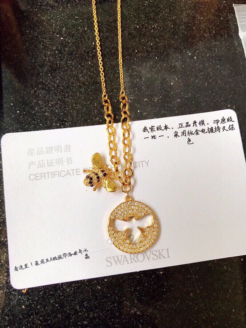 批90
👍代购级别c私人定制💎配送图片可扫码标签及专柜小票🉐正品开模，施华洛小蜜蜂系列蜢呱非常貌美有点Dior、 Gucci的感觉，后来听说换了Gucc的|设计师、难怪。磁性接口，非常牢固，又超级百搭，真的是春夏！必备，推荐给各位童鞋。项链