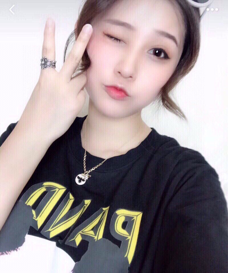 批90
👍代购级别c私人定制💎配送图片可扫码标签及专柜小票🉐正品开模，施华洛小蜜蜂系列蜢呱非常貌美有点Dior、 Gucci的感觉，后来听说换了Gucc的|设计师、难怪。磁性接口，非常牢固，又超级百搭，真的是春夏！必备，推荐给各位童鞋。项链