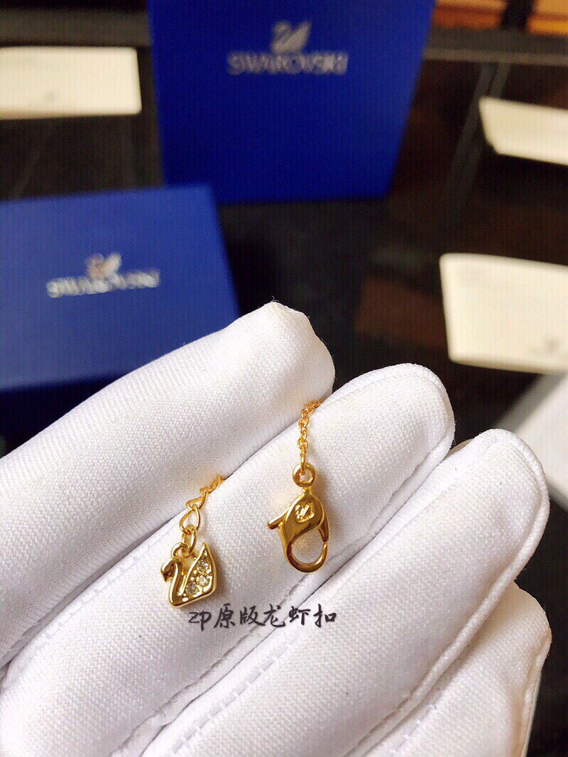 批90
👍代购级别c私人定制💎配送图片可扫码标签及专柜小票🉐正品开模，施华洛小蜜蜂系列蜢呱非常貌美有点Dior、 Gucci的感觉，后来听说换了Gucc的|设计师、难怪。磁性接口，非常牢固，又超级百搭，真的是春夏！必备，推荐给各位童鞋。项链