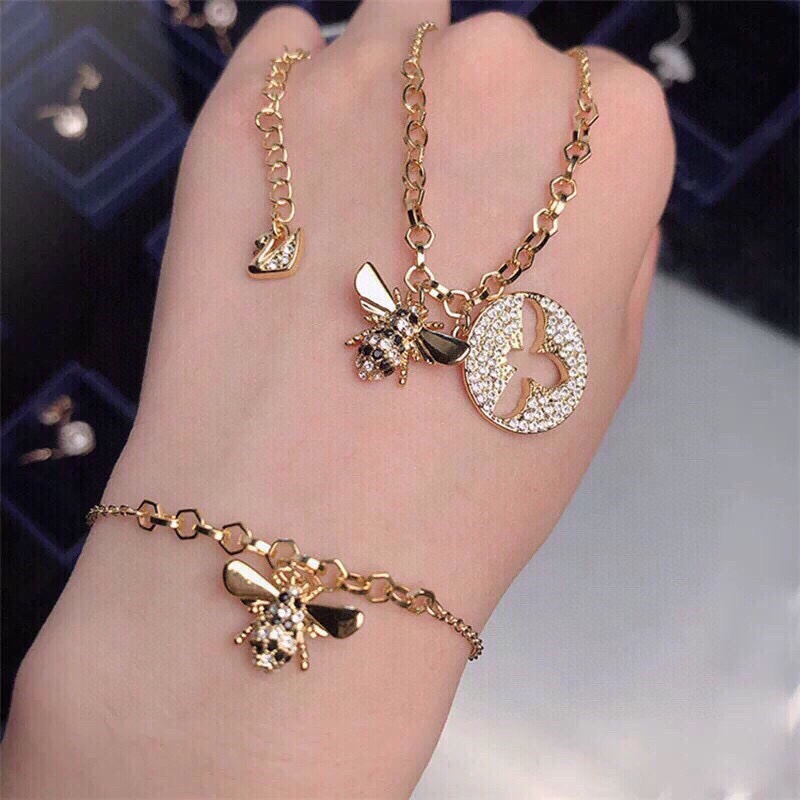 批85
代购级别 👍👏👏施华洛世奇 SWA REMIX COLLECTION 原厂出货 蜜蜂手链女手镯 礼物送女友 采用进口合金材质 配有专柜扫码标签和发票🌹🌹