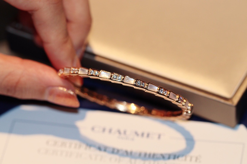 NO:104495,Baojia SerpentiViper White Fritillar Serpent Silver 925 Bracelet. Full of temptation and charming sensibility, metal inlaid with diamonds and splicing natural white Fritillar, presenting the unique spreading and curved spirit snakes, with beautiful scales lingering, flashing and moving light!  A bracelet from Super Heavy Industry has a high scrapping rate of molds and many blind spots in polishing. In addition, each piece of Fritillaria needs to be polished manually, which is very labor-consuming to be perfect. It is precise and heavy industry, and it is worth waiting for!  925 silver plated 18K gold, Bulgari bracelet, bvlgari, bracelet, pure silver19860909宝家 SerpentiViper白贝母蛇骨纯银925手镯. 充满诱惑和迷人的感性,金属镶钻拼接天然白贝母,呈现灵蛇独有的蔓延弯曲,美丽的鳞片萦绕,闪烁动人光芒！ 超级重工的一款手镯,倒模报废率高,抛光死角多,另外每片贝母都需要手工打磨,要做完美很耗工时.精工且重工,值得等待！925银镀18K金,宝格丽手镯,bvlgari,bracelet,pure silver,Jewelry