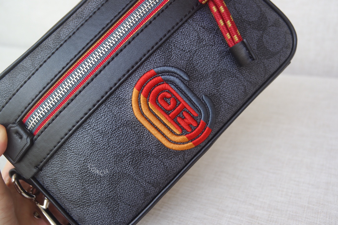 Coach C家768 刺绣徽章，新款蔻驰相机包 单肩斜挎包 。尺寸长23.宽15.高6