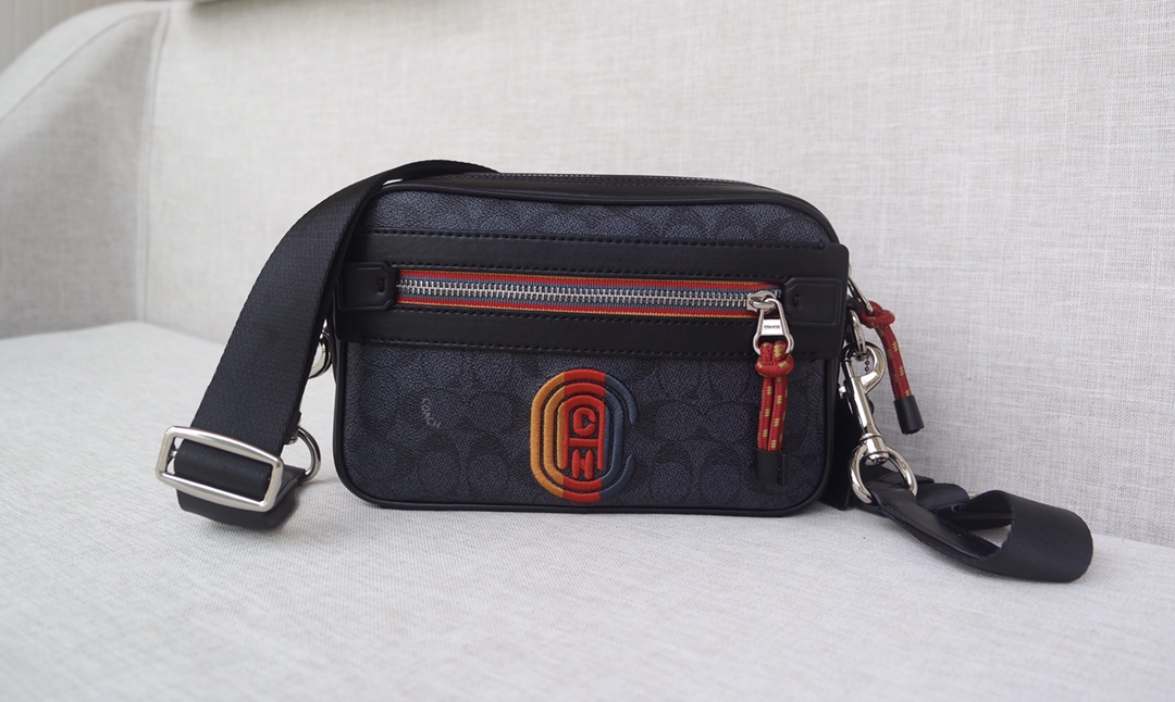 Coach C家768 刺绣徽章，新款蔻驰相机包 单肩斜挎包 。尺寸长23.宽15.高6