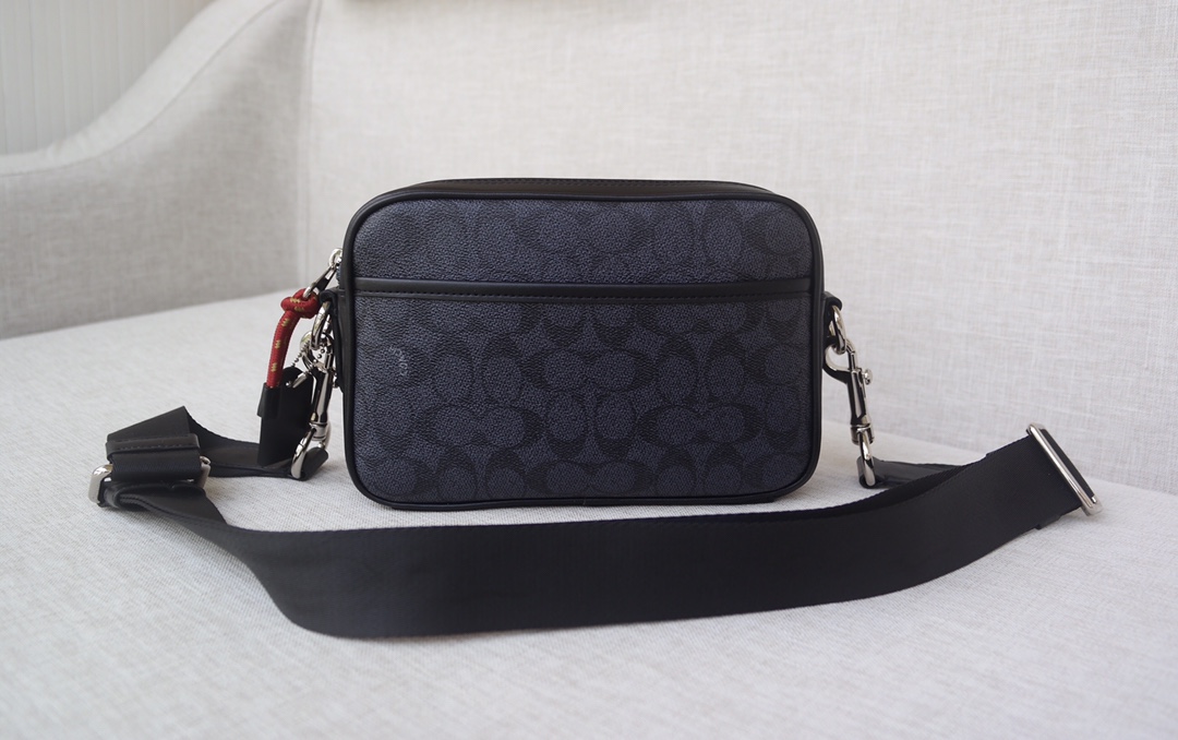 Coach C家768 刺绣徽章，新款蔻驰相机包 单肩斜挎包 。尺寸长23.宽15.高6
