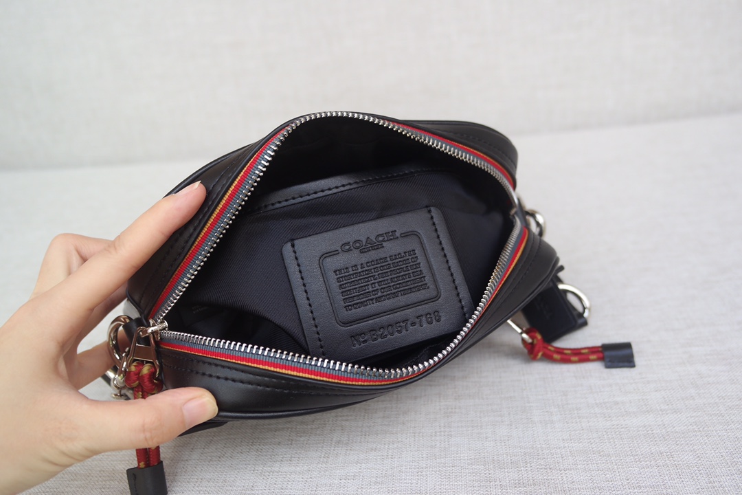 Coach C家768 刺绣徽章，新款蔻驰相机包 单肩斜挎包 。尺寸长23.宽15.高6