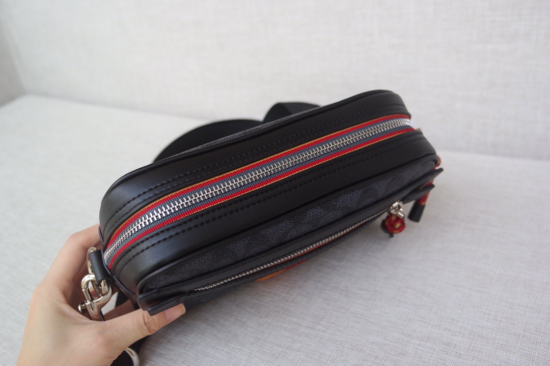 Coach C家768 刺绣徽章，新款蔻驰相机包 单肩斜挎包 。尺寸长23.宽15.高6