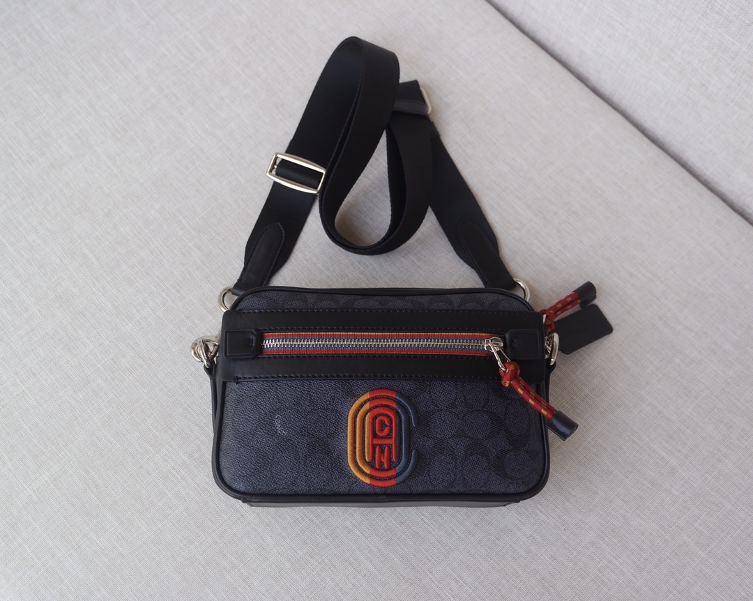Coach C家768 刺绣徽章，新款蔻驰相机包 单肩斜挎包 。尺寸长23.宽15.高6