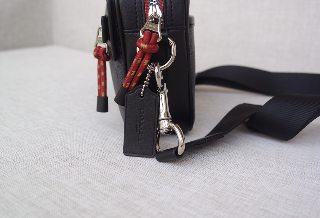Coach C家768 刺绣徽章，新款蔻驰相机包 单肩斜挎包 。尺寸长23.宽15.高6