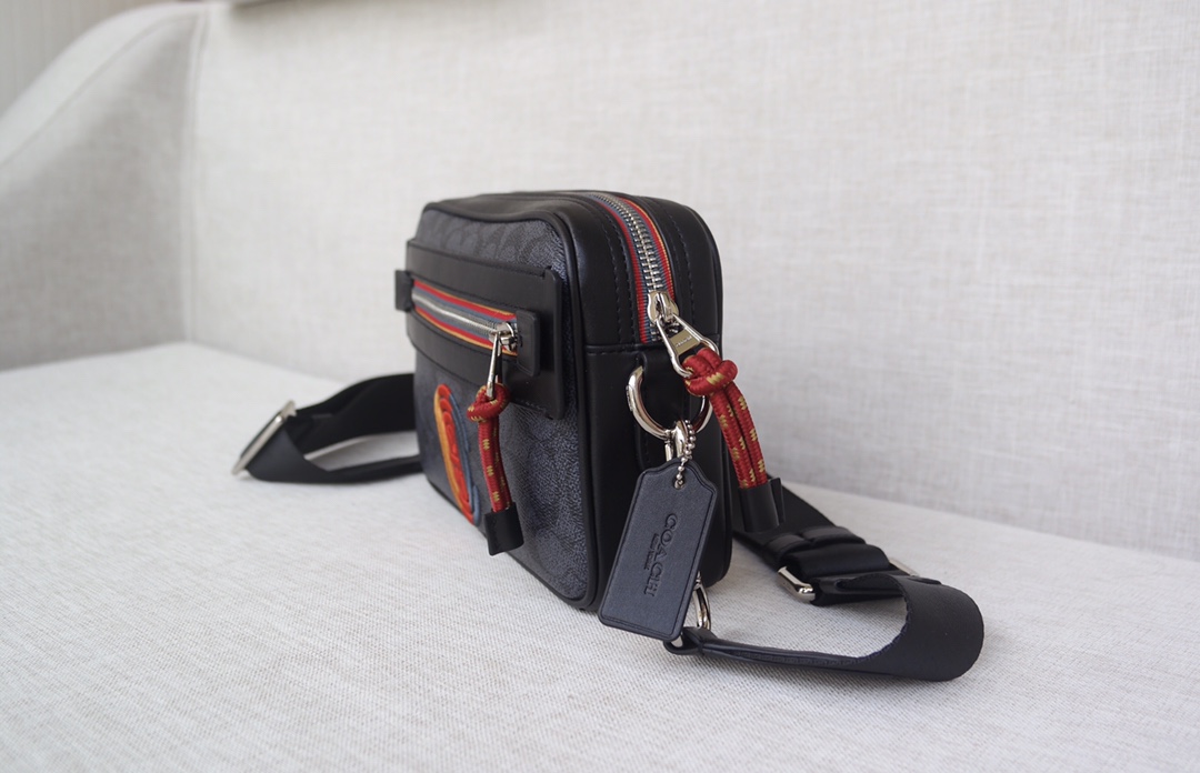 Coach C家768 刺绣徽章，新款蔻驰相机包 单肩斜挎包 。尺寸长23.宽15.高6