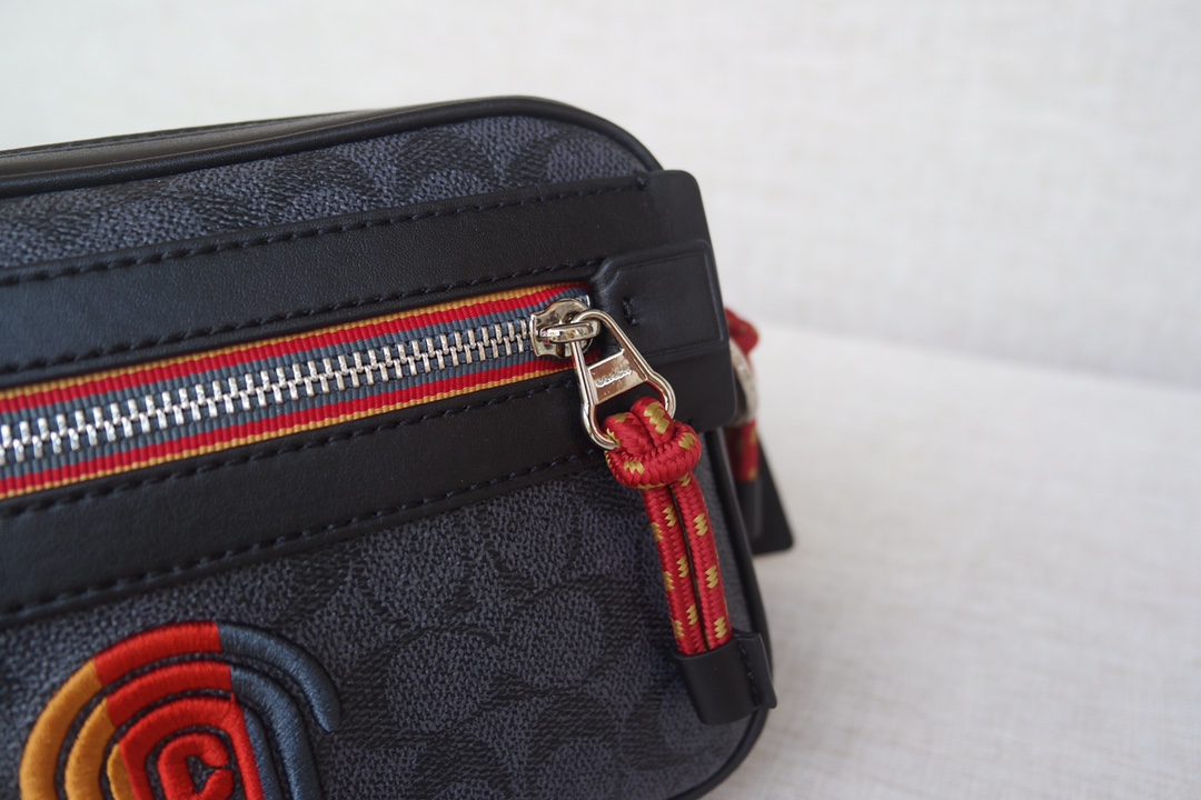 Coach C家768 刺绣徽章，新款蔻驰相机包 单肩斜挎包 。尺寸长23.宽15.高6