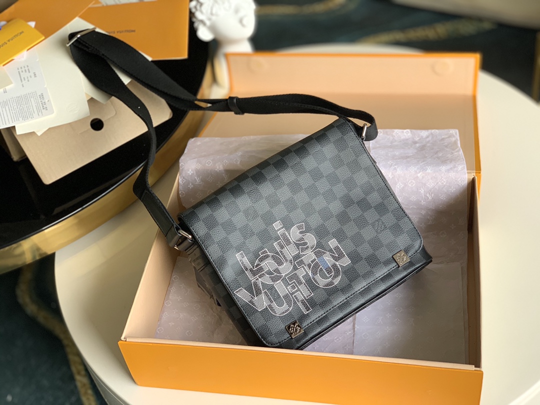 NO:396034,【Exclusive real photo N40272】Damier Graphite canvas is selected from Damier Graphite canvas, paired with a new gray interwoven letter brand logo designed by Virgil Abloh, a multi-purpose backpack that adds fashionable and modern elements. The zippered back pocket allows easy access to items, and adjustable shoulder straps ensure comfort on the shoulder or crossbody. Size 25.0 x 22.0 x 7.0 cm M.,LV [original leather],louis vuitton,backpacks19860909【独家实拍N40272】District 小号邮差包选用 Damier Graphite 帆布,搭配男装艺术总监 Virgil Abloh 设计的新款灰色交织字母品牌标识,为这款多功能背包添加时尚现代元素.拉链后袋可便捷取放物品,可调节肩带确保肩背或斜挎的舒适度.尺寸25.0 x 22.0 x 7.0 厘 M.,LV【原厂皮】,louis vuitton,backpacks,Bag