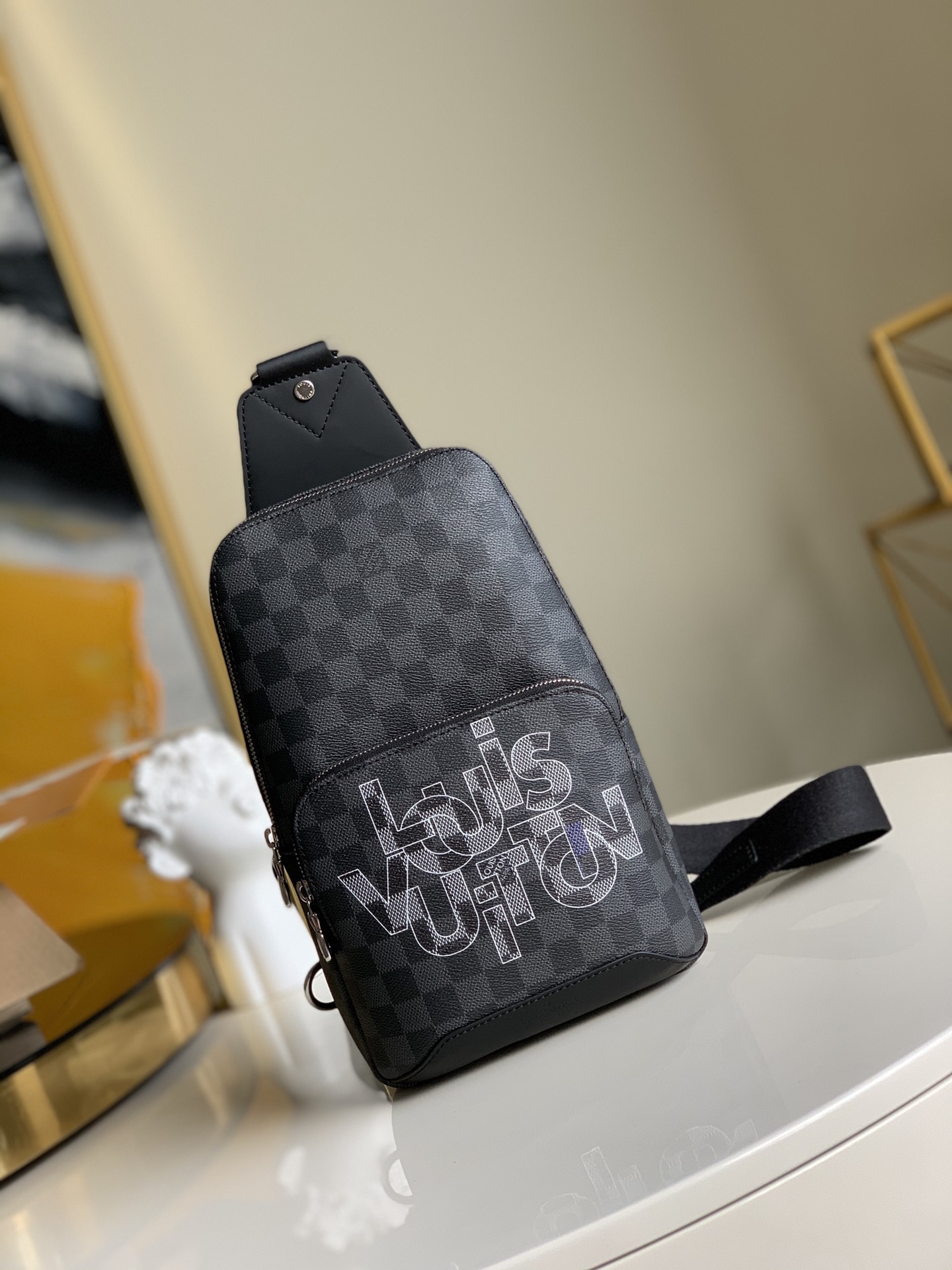 NO:396036,[Exclusive real photo N40274 gray silk screen] 40275 letter silk screen Avenue shoulder bag is a sports backpack, which is made of Damier Graphite canvas, and the front bag is printed with the new color interwoven letters Louis Vuitton brand logo designed by Virgil Abloh, the backpack fits the body shape and has 1 pair of strap hooks for easy portability on the left or right shoulder. Damier Graphite coated canvas fabric lined with cowhide trim silver metal trim adjustable braided shoulder straps A pair of strap hooks for easy portability on the left or right shoulder double zipper opening and closing design zipper outer bag 2 inner patch pockets Size 20.0 x 31.0 x 10.0 cm M.,LV [original leather],louis vuitton,louis vuitton,shoulder  bags, backpacks, cowhide19860909【独家实拍N40274灰色丝印】40275 字母丝印 Avenue 单肩包是运动款背包,选用 Damier Graphite 帆布,前袋印有男装艺术总监 Virgil Abloh 设计的新款彩色交织字母路易威登品牌标识.背包契合身型,有 1 对包带钩,方便左肩或右肩背携.Damier Graphite涂层帆布织物内衬牛皮饰边银色金属饰件可调节编织肩带一对包带钩,方便左肩或右肩背携双拉链开合设计拉链外袋2 个内贴袋 尺寸20.0 x 31.0 x 10.0 cm M.,LV【原厂皮】,louis vuitton,louis vuitton,shoulder bags,backpacks,cowhide,Bag