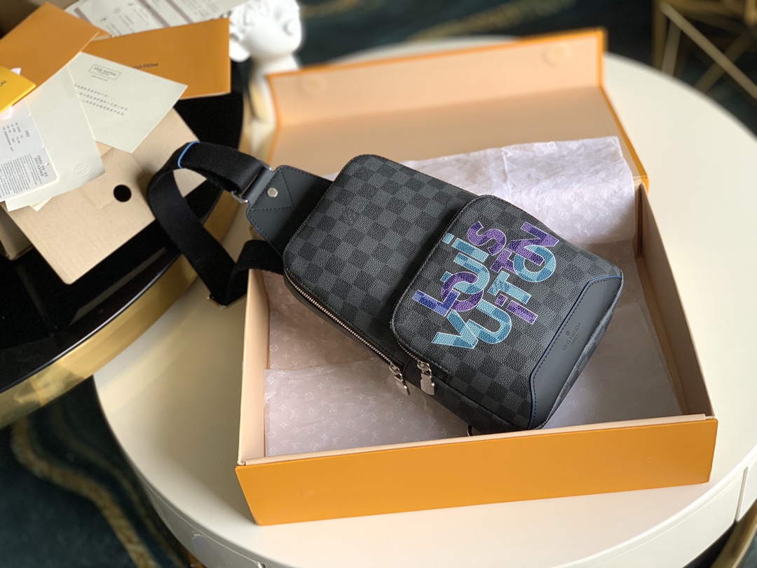 NO:396037,[Exclusive real photo N40275 letter silk screen] 40274 letter silk screen Avenue shoulder bag is a sports backpack, which uses Damier Graphite canvas, and the front bag is printed with the new color interwoven letters Louis Vuitton brand logo designed by Virgil Abloh, the backpack is fitted with body shape, with 1 pair of strap hooks for easy portability on the left or right shoulder. Damier Graphite coated canvas fabric lined with cowhide trim silver metal trim adjustable braided shoulder straps A pair of strap hooks for easy portability on the left or right shoulder double zipper opening and closing design zipper outer bag 2 inner patch pockets Size 20.0 x 31.0 x 10.0 cm M.,LV [original leather],louis vuitton,louis vuitton,shoulder  bags, backpacks, cowhide19860909【独家实拍N40275字母丝印】40274 字母丝印 Avenue 单肩包是运动款背包,选用 Damier Graphite 帆布,前袋印有男装艺术总监 Virgil Abloh 设计的新款彩色交织字母路易威登品牌标识.背包契合身型,有 1 对包带钩,方便左肩或右肩背携.Damier Graphite涂层帆布织物内衬牛皮饰边银色金属饰件可调节编织肩带一对包带钩,方便左肩或右肩背携双拉链开合设计拉链外袋2 个内贴袋 尺寸20.0 x 31.0 x 10.0 cm M.,LV【原厂皮】,louis vuitton,louis vuitton,shoulder bags,backpacks,cowhide,Bag