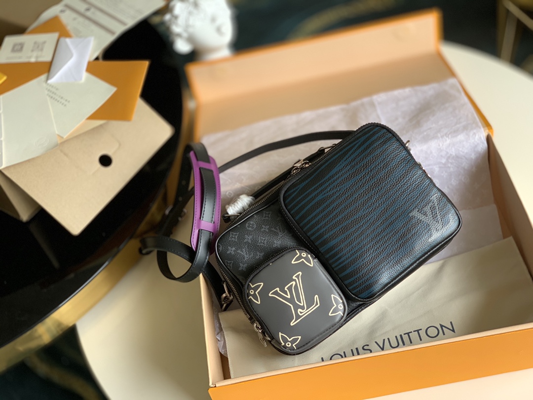 NO:396043,【Exclusive real photo M45457】MULTIPOCKET postman bag Virgil Abloh interprets this multi-pocket postman bag Autumn and winter series Patchwork collage theme. Monogram Eclipse canvas sets up the classic meaning of Epi pattern and oversized Monogram pattern, soft and compact design fits the body rhythm, allowing scattered objects to go with ease. Monogram Eclipse coated canvas and cowhide trim fabric lining metal top handle, zipperable zipper front pocket straps can be detached, adjustable strap half length 50.0 cm Bag half length adjustable to 57.0 cm Handle Single handle size 27.0 x 20.0 x 10.0 cm  H.,LV【Original Skin】,louis vuitton,cowhide19860909【独家实拍M45457】MULTIPOCKET 邮差包Virgil Abloh 以此款多口袋邮差包解读 秋冬系列 Patchwork 拼贴主题. Monogram Eclipse 帆布烘托 Epi 图案和超大 Monogram 图案的经典意味,柔软紧凑的设计贴合身体律动,令零散小物轻松随行. Monogram Eclipse 涂层帆布和牛皮牛皮饰边织物内衬金属件顶部手柄,可手提拉链开合拉链前袋内贴肩带可拆卸,可调节包带半长50.0 厘米包带半长可调至57.0 厘米手柄单手柄尺寸27.0 x 20.0 x 10.0 厘米 H.,LV【原厂皮】,louis vuitton,cowhide,Bag