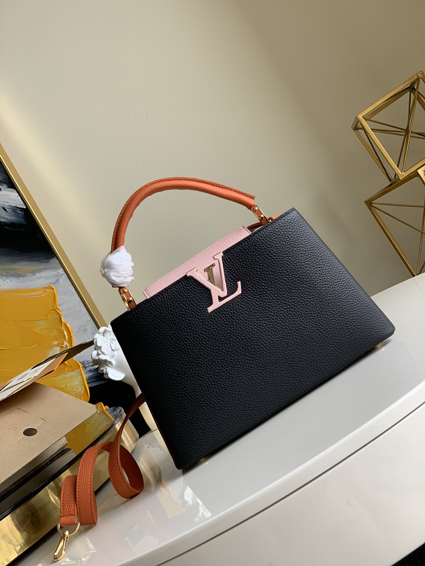 NO:396041,【Exclusive real shot M55791】CAPUCINES medium-sized handbag, brand new Capucines story. The exquisite metallic Monogram floral decorative makes this classic handbag exude a softer temperament. The exquisite black body is paired with golden corolla decoration, elegant and practical. Picture-friendly packaging size 31.5*20*11CM J.1300, LV [original leather], louis vuitton19860909【独家实拍M55791】CAPUCINES 中号手袋,全新的Capucines故事.精致的金属色Monogram花卉饰带,使此款经典手袋散发出更加柔美的气质.精致的黑色包身搭配金色花冠装饰,优雅而实用.配图片精品包装尺寸31.5*20*11CM J.1300,LV【原厂皮】,louis vuitton,Bag