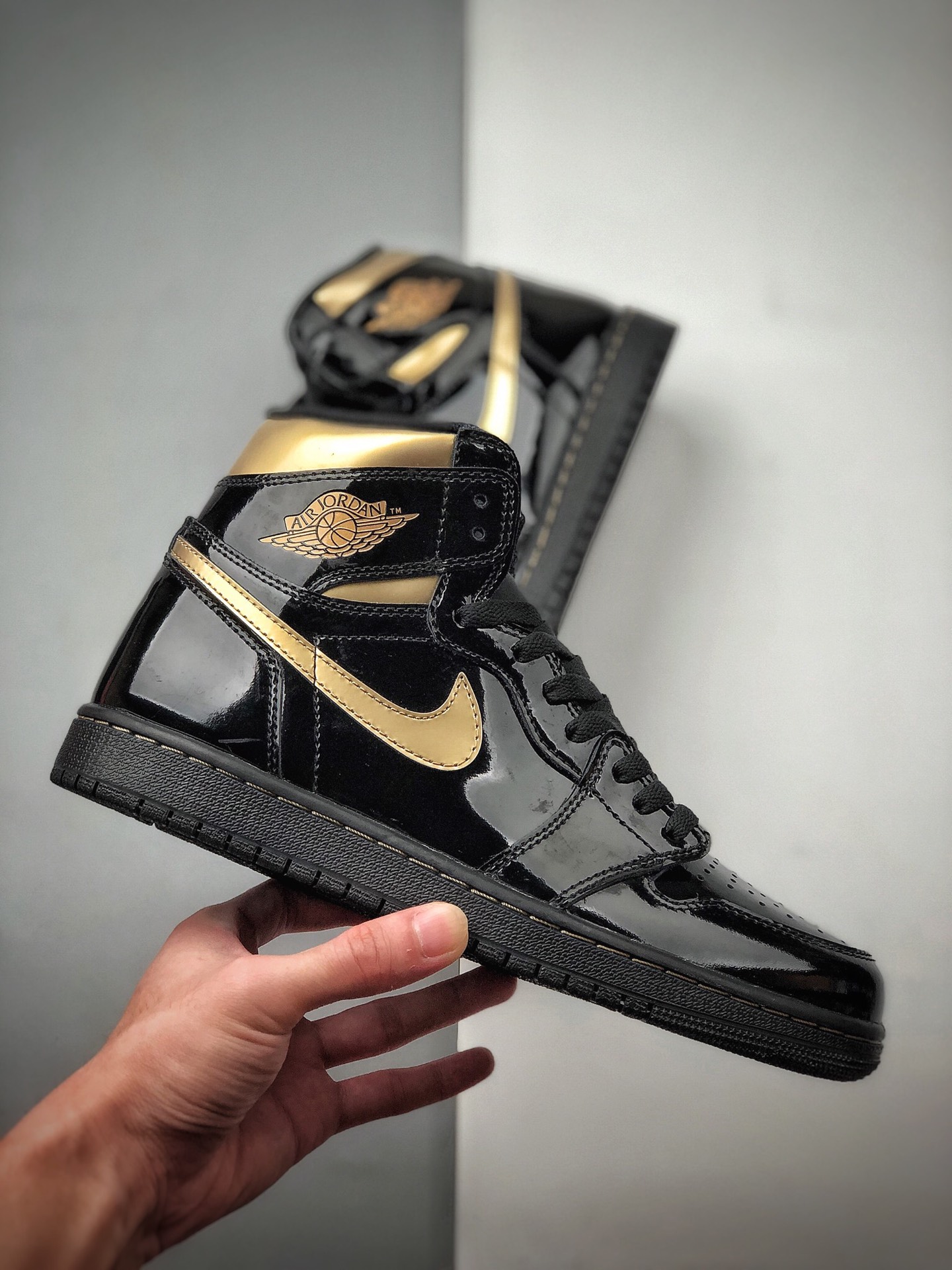 290 Air Jordan 1 High OG ” Black/Metallic Gold ” 黑金漆皮555088-032