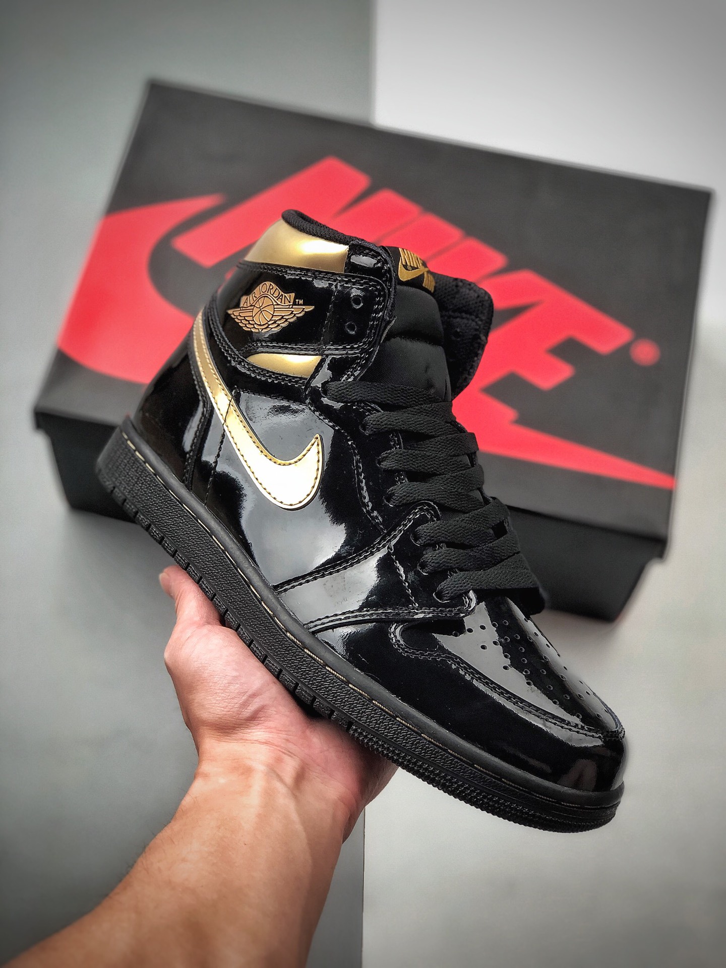 290 Air Jordan 1 High OG ” Black/Metallic Gold ” 黑金漆皮555088-032