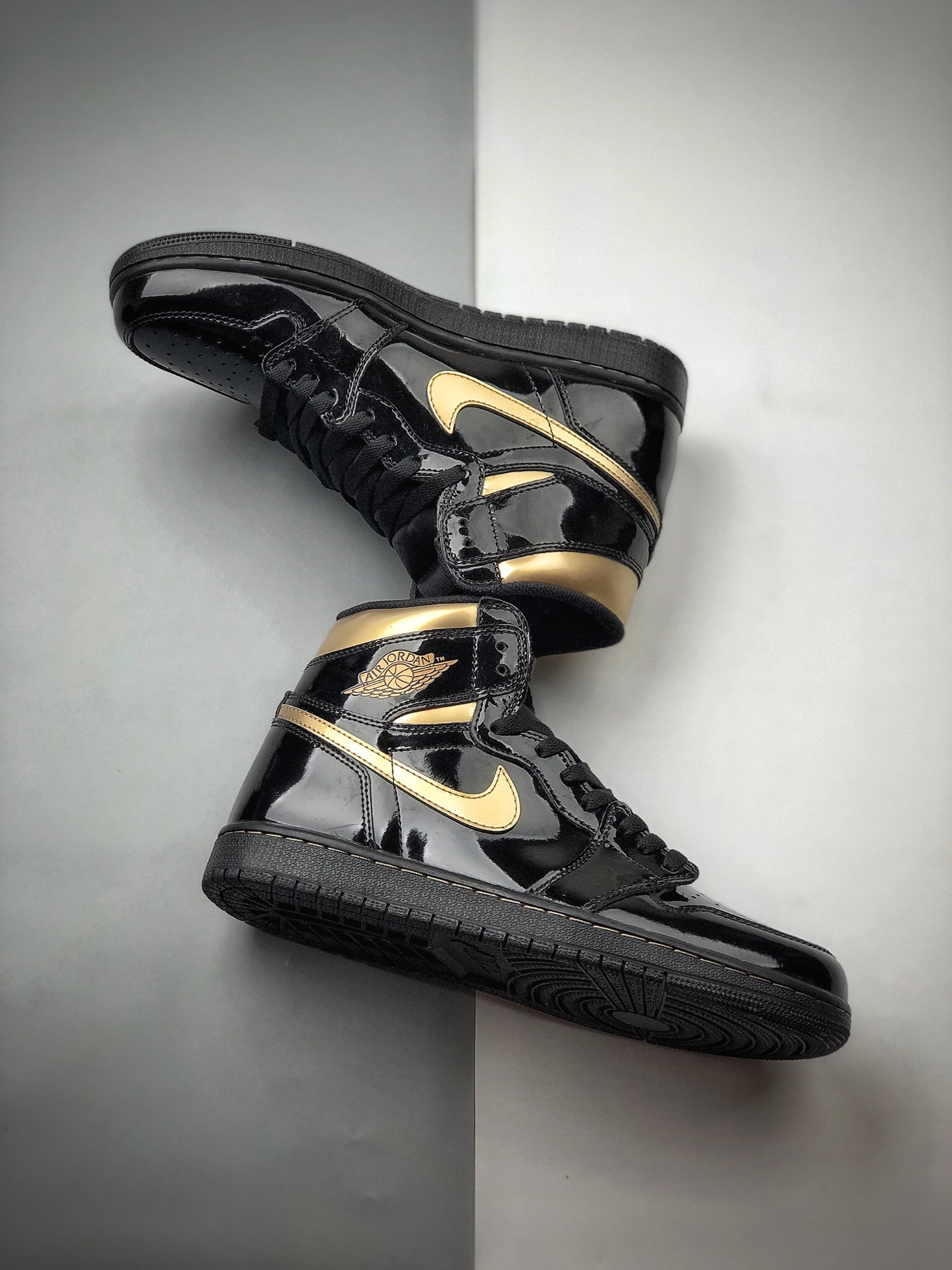 290 Air Jordan 1 High OG ” Black/Metallic Gold ” 黑金漆皮555088-032