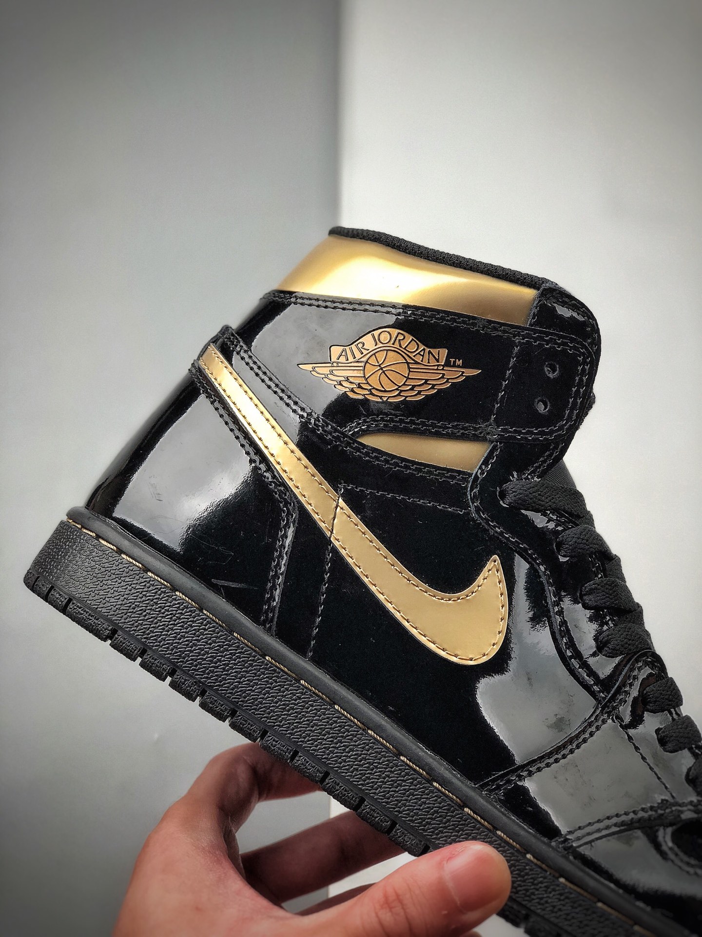 290 Air Jordan 1 High OG ” Black/Metallic Gold ” 黑金漆皮555088-032