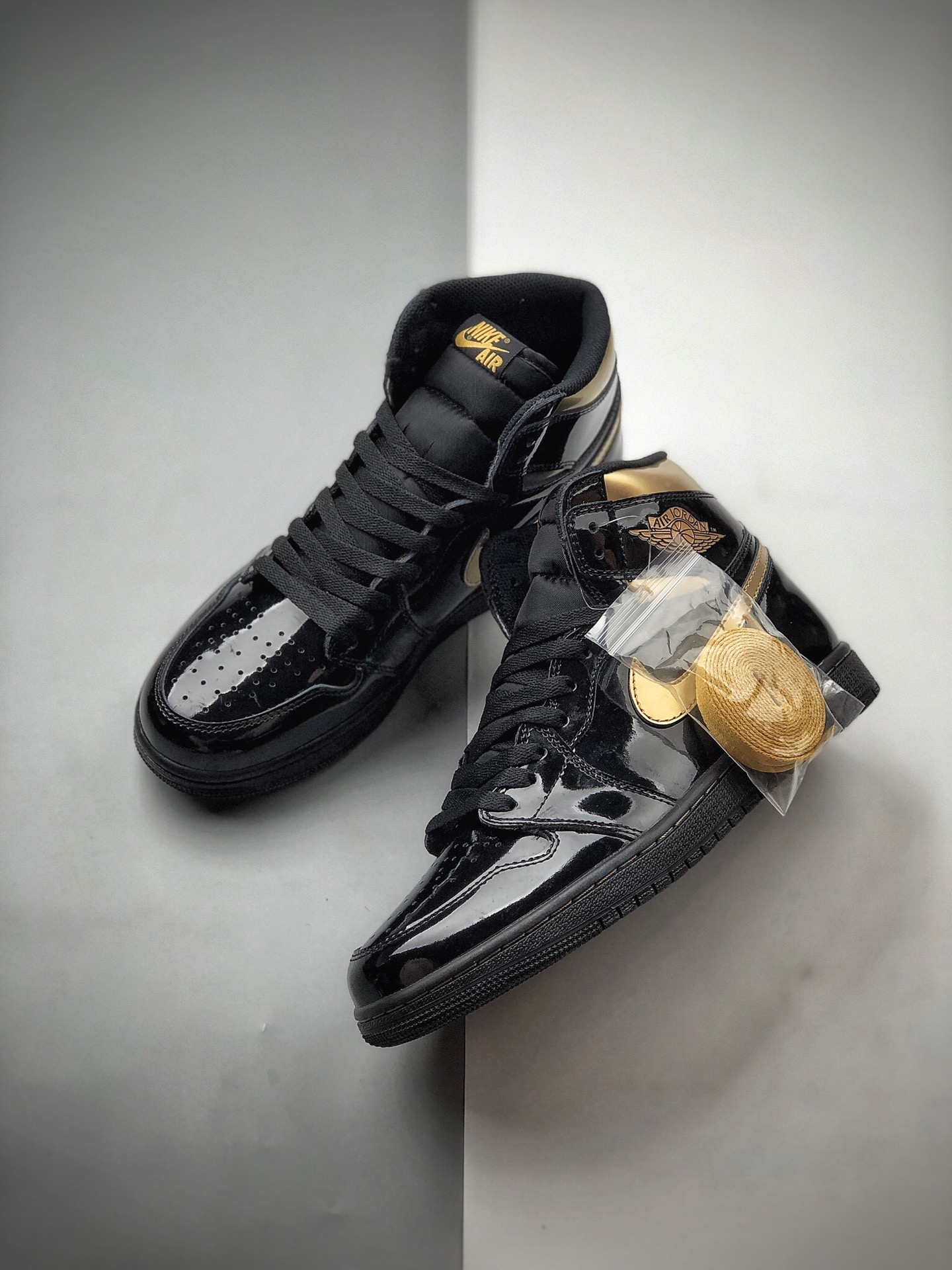 290 Air Jordan 1 High OG ” Black/Metallic Gold ” 黑金漆皮555088-032