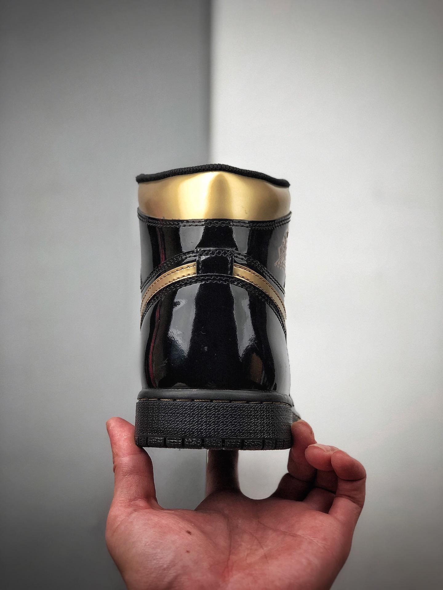 290 Air Jordan 1 High OG ” Black/Metallic Gold ” 黑金漆皮555088-032
