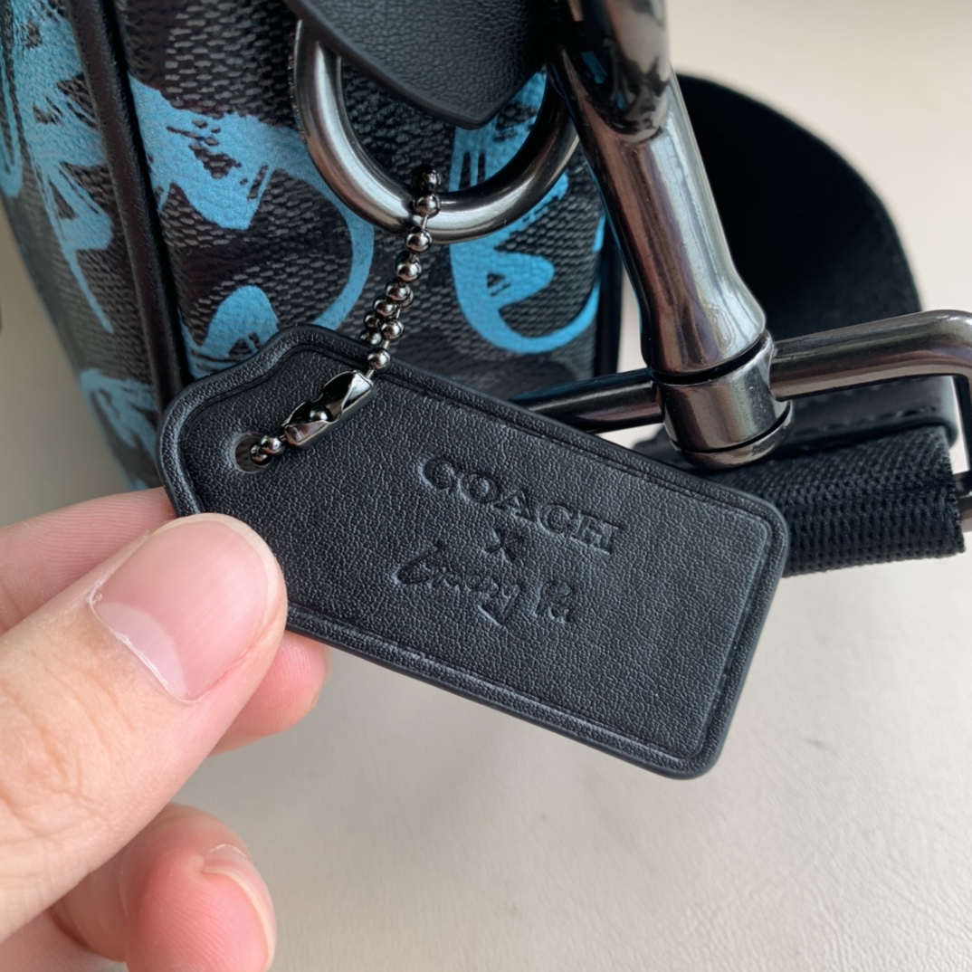 Coach 蔻驰广煜联名款小怪兽涂鸦 男士相机包小方包 老花 通勤单肩斜挎包 胸包～ 潮男 百搭