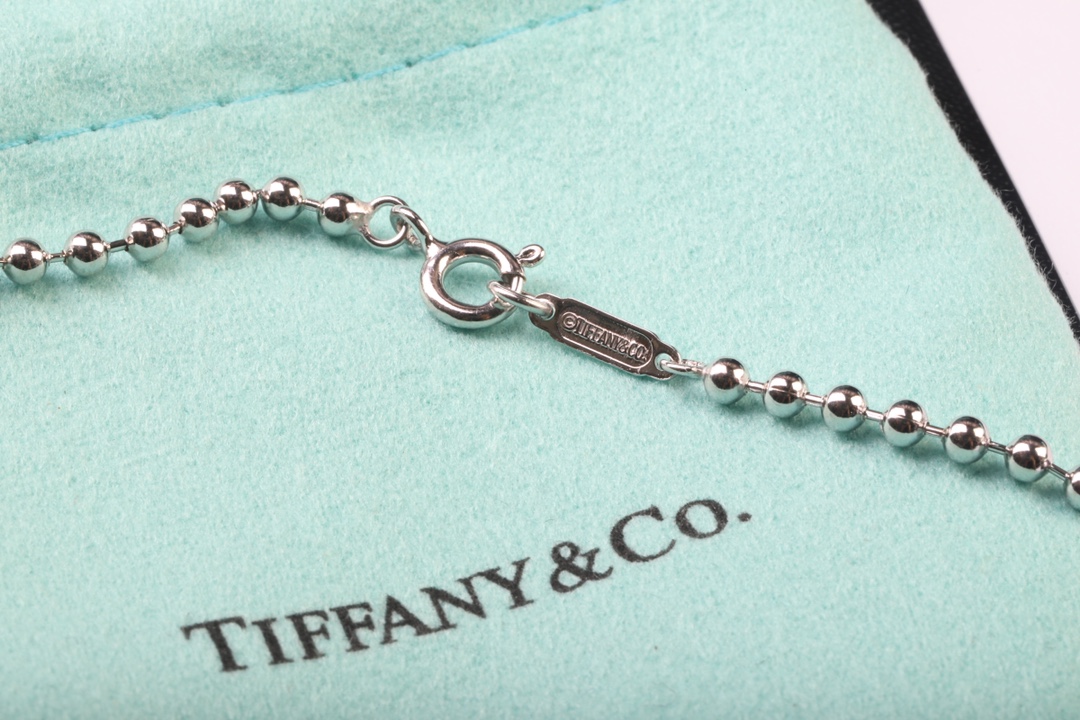 Tiffany & Co. 新品 Tiffany1837TMMakers系列饰有矩形标识牌 彰显优雅 深入了解了金匠车间的手工技术