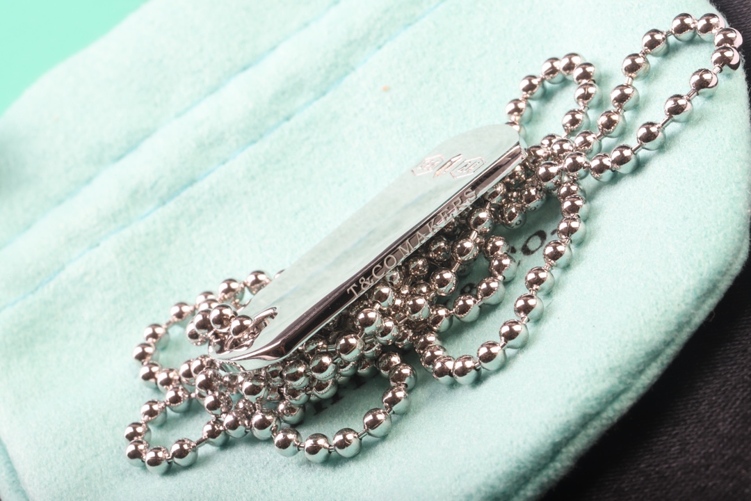 Tiffany & Co. 新品 Tiffany1837TMMakers系列饰有矩形标识牌 彰显优雅 深入了解了金匠车间的手工技术