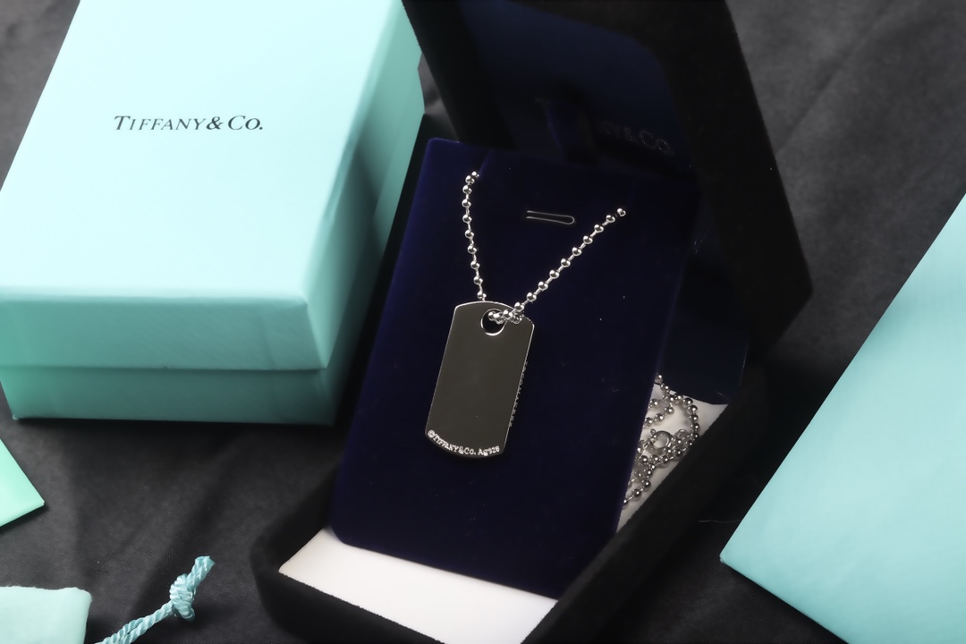 Tiffany & Co. 新品 Tiffany1837TMMakers系列饰有矩形标识牌 彰显优雅 深入了解了金匠车间的手工技术