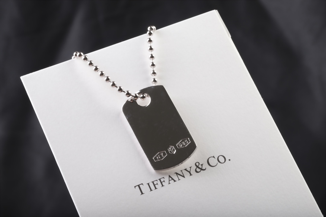 Tiffany & Co. 新品 Tiffany1837TMMakers系列饰有矩形标识牌 彰显优雅 深入了解了金匠车间的手工技术