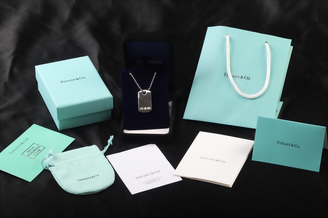 Tiffany & Co. 新品 Tiffany1837TMMakers系列饰有矩形标识牌 彰显优雅 深入了解了金匠车间的手工技术