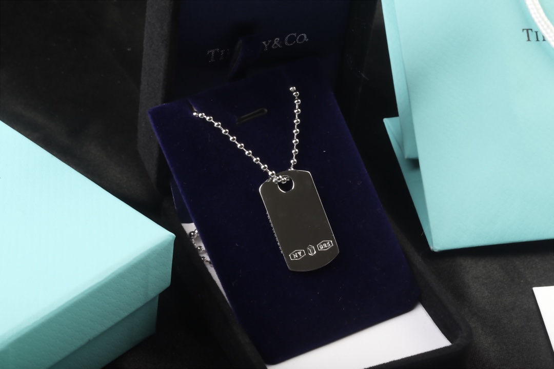 Tiffany & Co. 新品 Tiffany1837TMMakers系列饰有矩形标识牌 彰显优雅 深入了解了金匠车间的手工技术