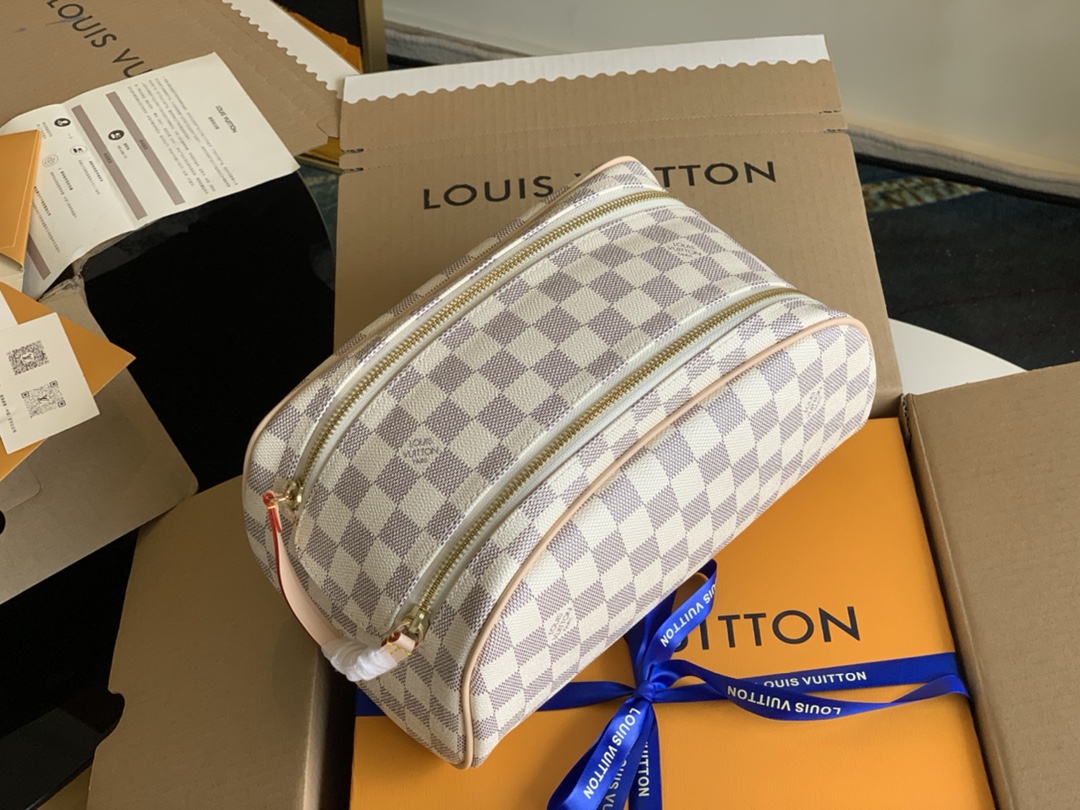 NO:396049,【Exclusive real photo M47528】The large toilet bag has a generous appearance, made of soft canvas, equipped with double zipper large openings, easy to pick up and hold items. It can store all your toilet essentials.-Damier canvas texture, cotton lining - gold metal accessories - double zipper closure, equipped with leather strap - built-in zipper patch pocket - size28x16x13cm X.,LV [original leather],louis vuitton19860909【独家实拍M47528】大号的盥洗包外观大方,以手感柔软的帆布制成,配有双拉链大开口,便于取放物品.可收纳您所有的盥洗必需品.-Damier帆布质地,棉布内衬-金色金属配件-双拉链开合,配有皮质包带-内置拉链贴袋-size28x16x13cm X.,LV【原厂皮】,louis vuitton,Bag