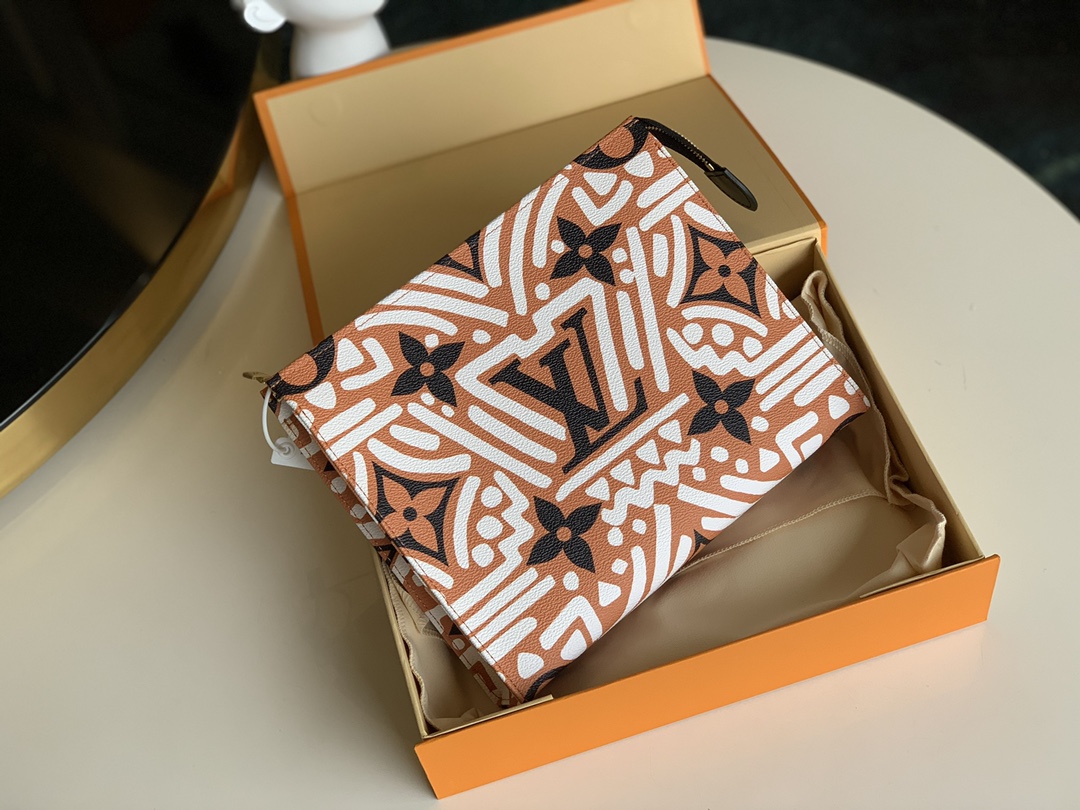 NO:396052,【Exclusive real photo M45477】Crafty washbasin is a Monogram Giant coated canvas with full graffiti print. The wide-mouth zipper opens up plenty of space, suitable for storing cosmetics, and can wash the inner lining without any worries and stains. Size: 25.0 x 20.0 x 5.5 cm.L.,LV [original leather],louis vuitton19860909【独家实拍M45477】Crafty 盥洗袋为 Monogram Giant 涂层帆布挥洒全幅涂鸦风格印花.广口拉链开启充裕空间,适宜收纳美妆用品,可洗涤内衬无忧意外污渍.尺寸: 25.0 x 20.0 x 5.5 cm.L.,LV【原厂皮】,louis vuitton,Bag