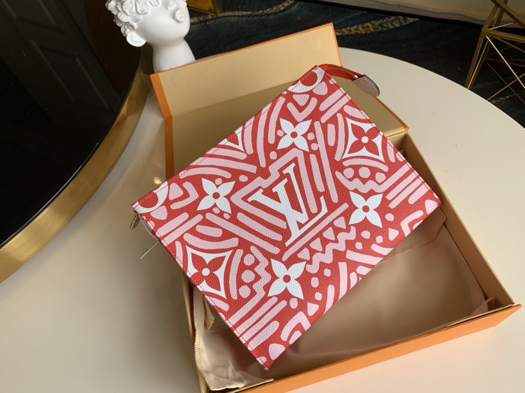 NO:396055,【Exclusive real photo M45476】Crafty washbasin is a Monogram Giant coated canvas with full graffiti print. The wide-mouth zipper opens up plenty of space, suitable for storing cosmetics, and can wash the inner lining without any worries and stains. Size: 25.0 x 20.0 x 5.5 cm.L.,LV [original leather],louis vuitton19860909【独家实拍M45476】Crafty 盥洗袋为 Monogram Giant 涂层帆布挥洒全幅涂鸦风格印花.广口拉链开启充裕空间,适宜收纳美妆用品,可洗涤内衬无忧意外污渍.尺寸: 25.0 x 20.0 x 5.5 cm.L.,LV【原厂皮】,louis vuitton,Bag