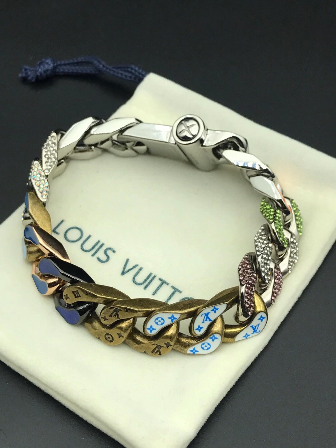 NO:103534,Bracelet P necklace 0LV new style bracelet necklace blends Swarovski crystal and enamel to shape the overlap and interlacing of grommets and oval rings, showing the collision and fusion of materials. Pair the same necklace and bracelet to announce the tough proposal! Spot supply Bracelet 21cm No. 516681218 Necklace 50cm No. 3216821218, Lv necklace Lv bracelet, louis vuitton, swarovski, necklace, bracelet19860909手链p项链0LV新款 手链 项链 糅合施华洛世奇水晶与珐琅,塑造索环与椭圆环的重叠交错,展现材质的碰撞与交融.搭配同款项链与手链,宣告硬朗主张! 现货供应 手链21cm 编号516681218 项链50cm 编号3216821218,Lv项链Lv手链,louis vuitton,swarovski,necklace,bracelet,Jewelry