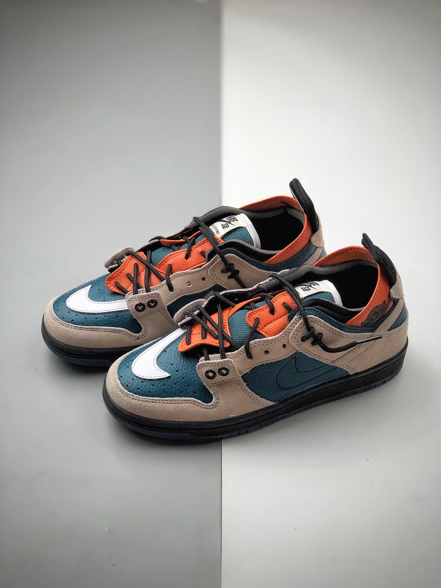 200  Dunk SB low联手EJDER 主理人打造Nike Dunk SB 巴黎时装周走秀BQ6817-800
