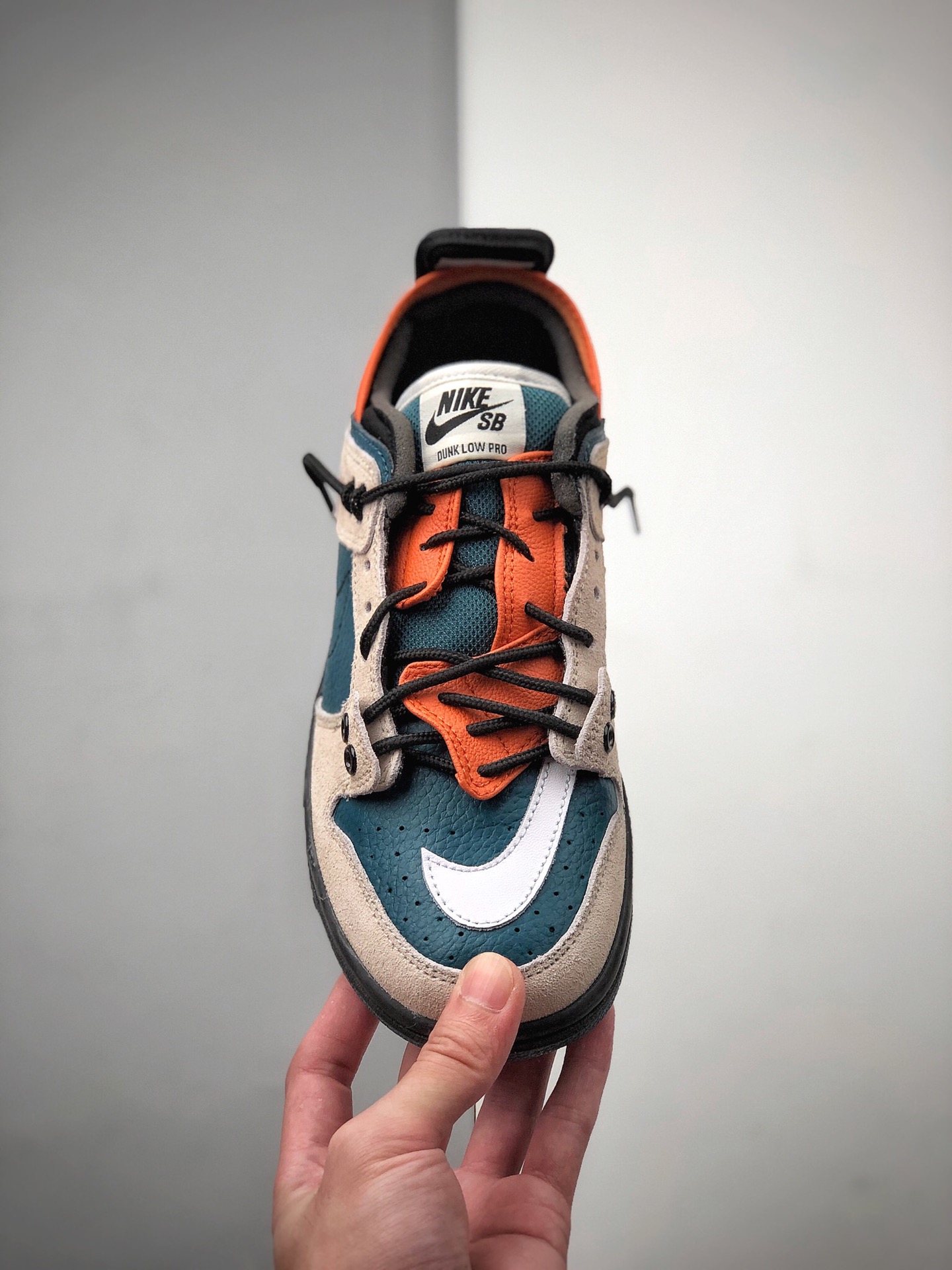 200  Dunk SB low联手EJDER 主理人打造Nike Dunk SB 巴黎时装周走秀BQ6817-800