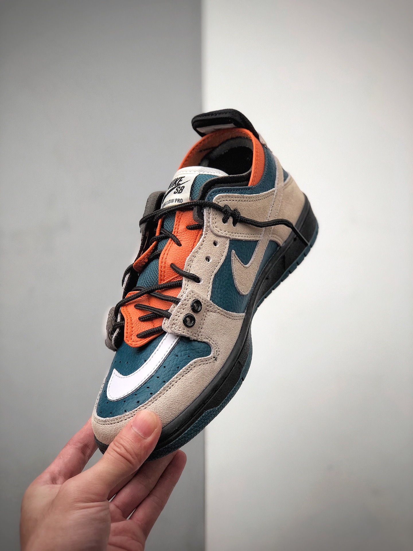 200  Dunk SB low联手EJDER 主理人打造Nike Dunk SB 巴黎时装周走秀BQ6817-800