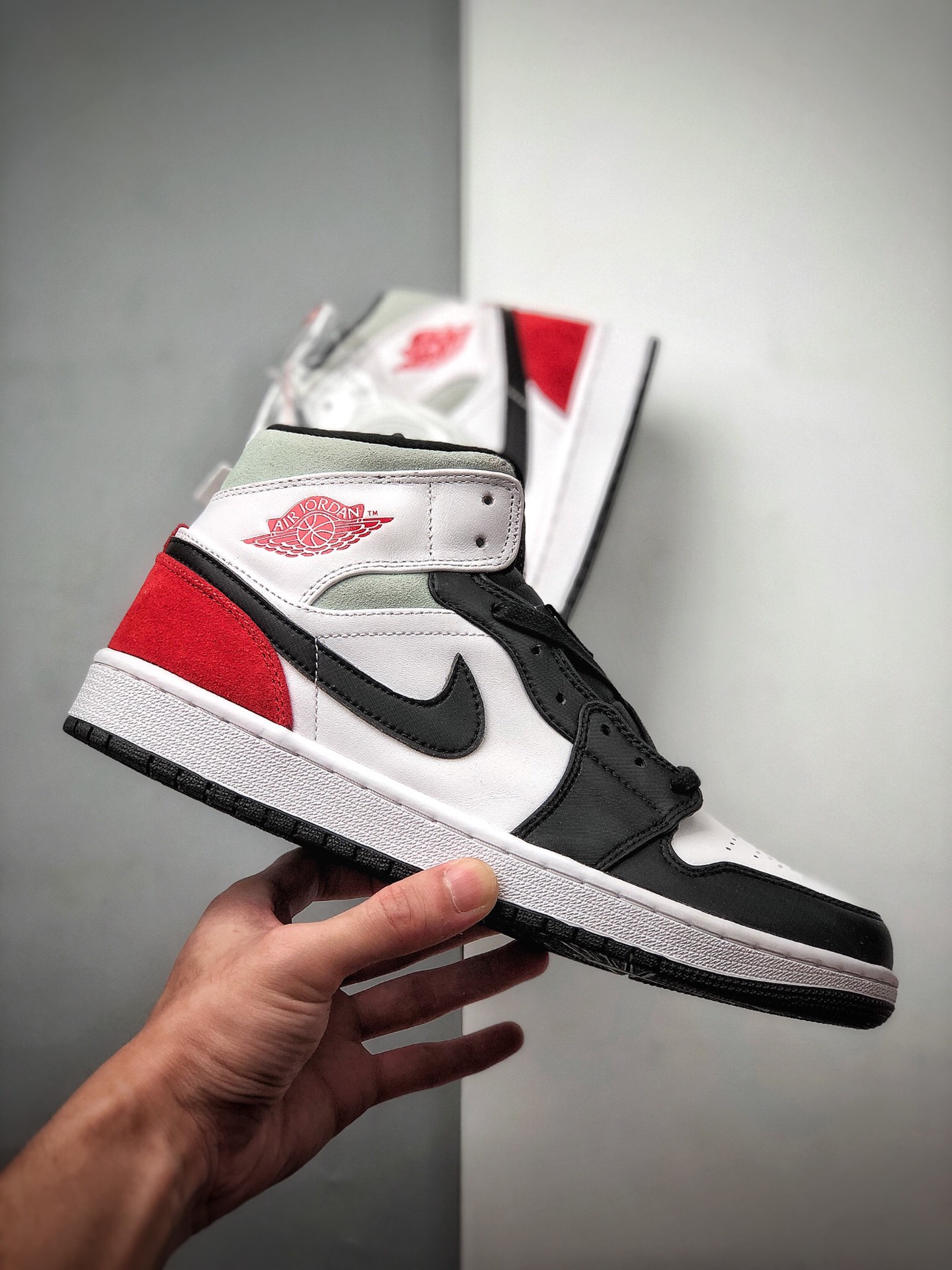 250 Air Jordan 1 Mid SE 黑白红尾货号：852542-100