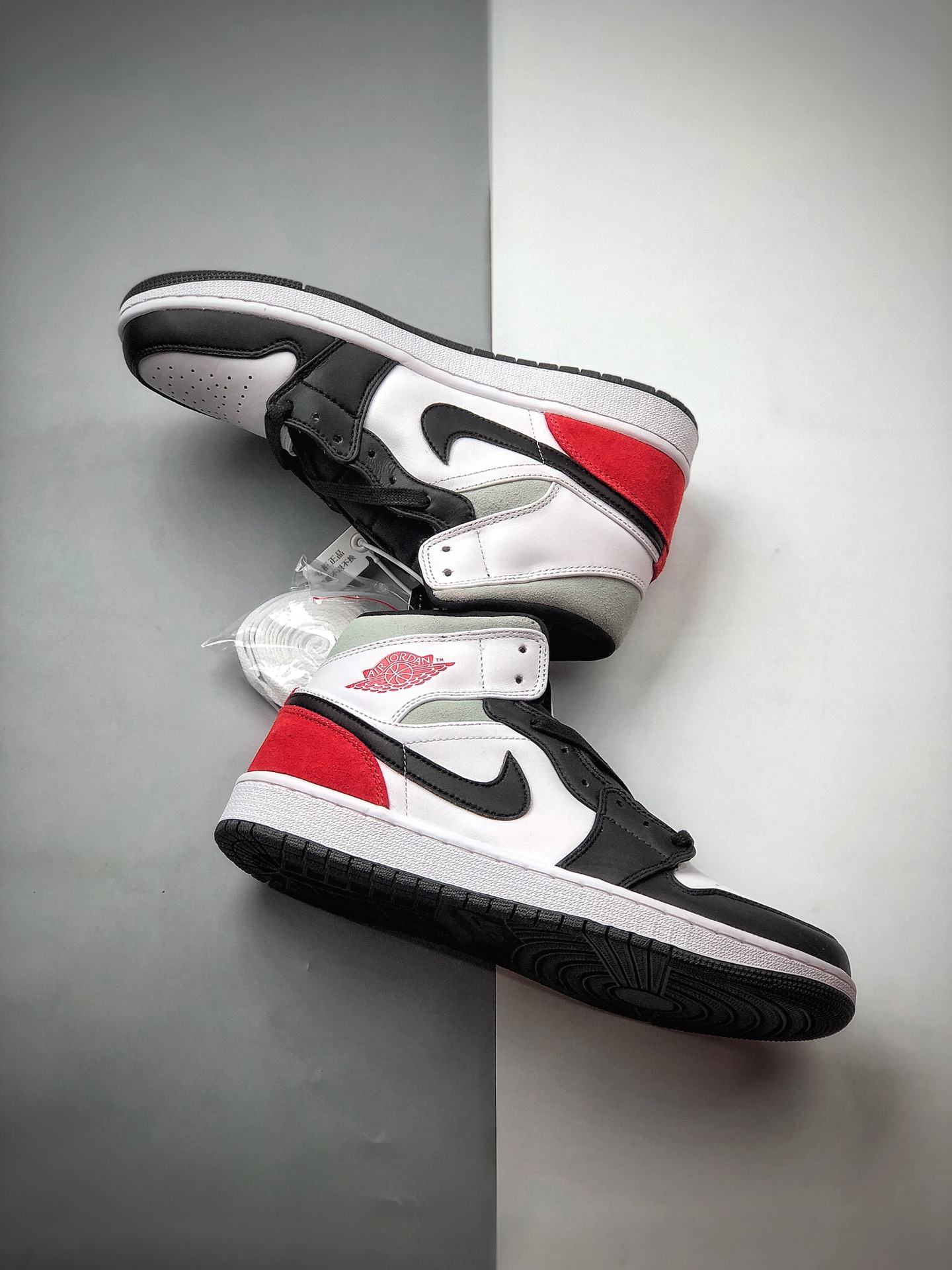 250 Air Jordan 1 Mid SE 黑白红尾货号：852542-100