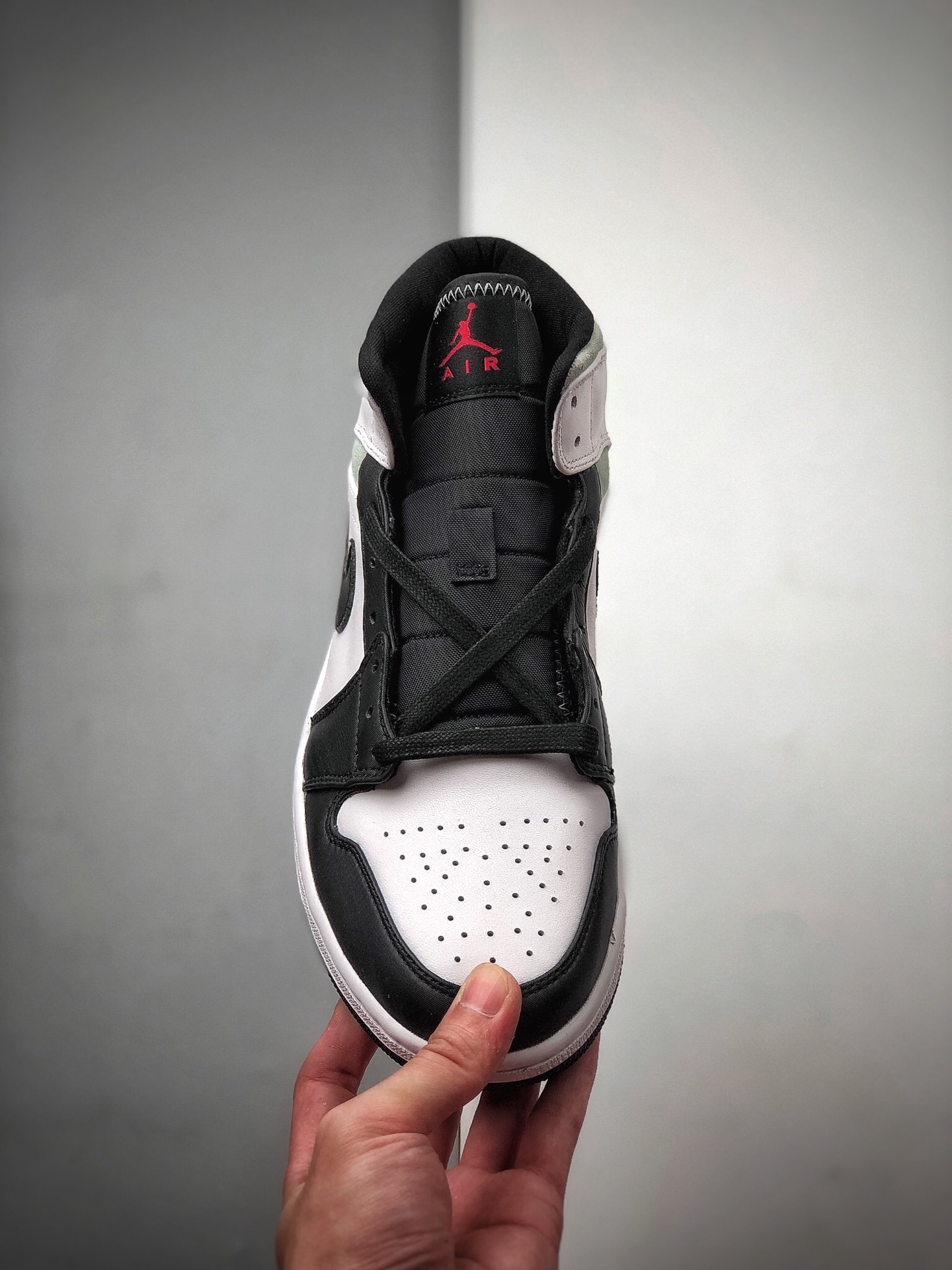 250 Air Jordan 1 Mid SE 黑白红尾货号：852542-100