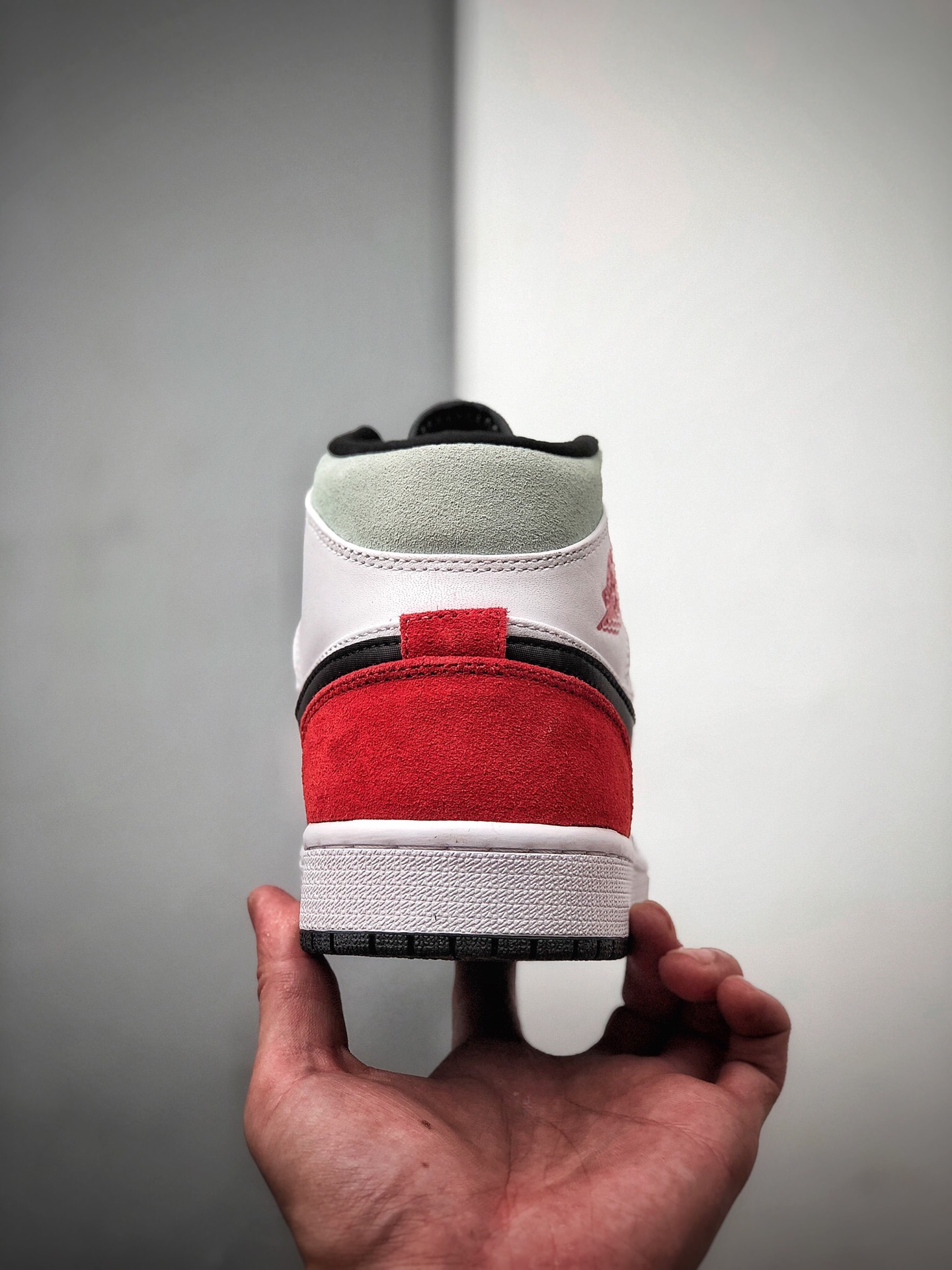 250 Air Jordan 1 Mid SE 黑白红尾货号：852542-100