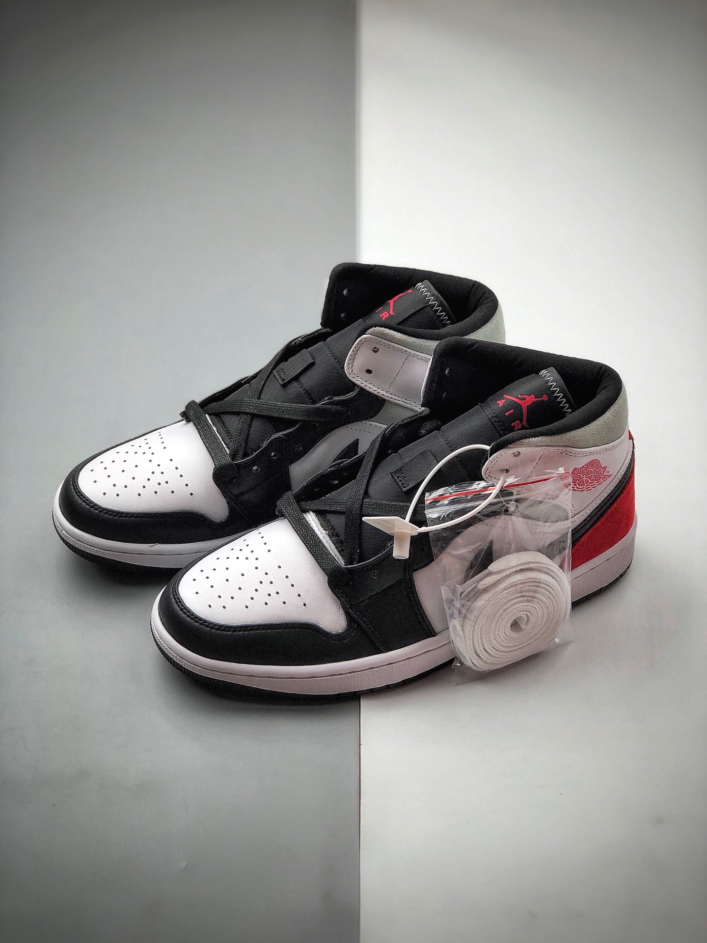 250 Air Jordan 1 Mid SE 黑白红尾货号：852542-100