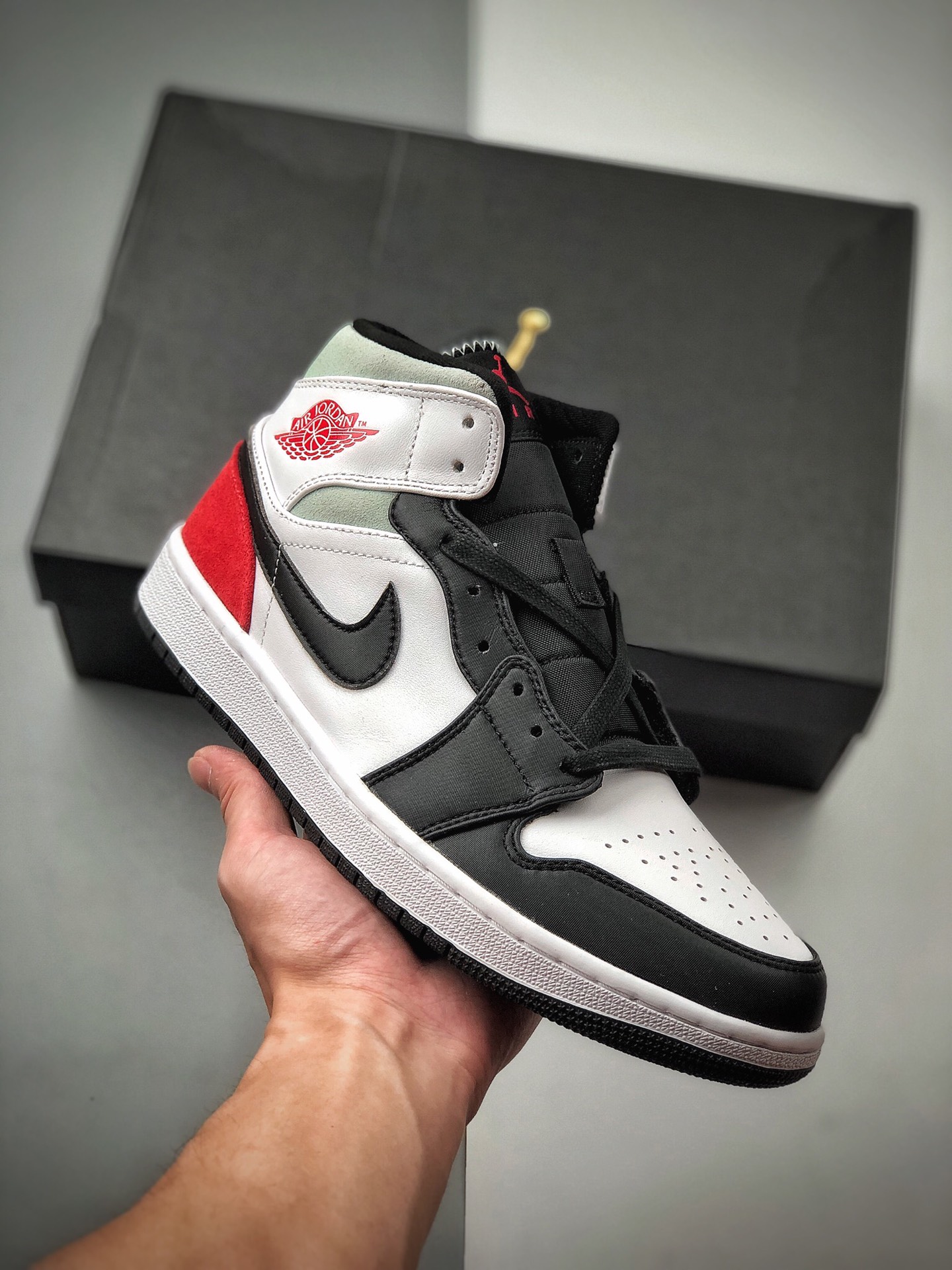 250 Air Jordan 1 Mid SE 黑白红尾货号：852542-100