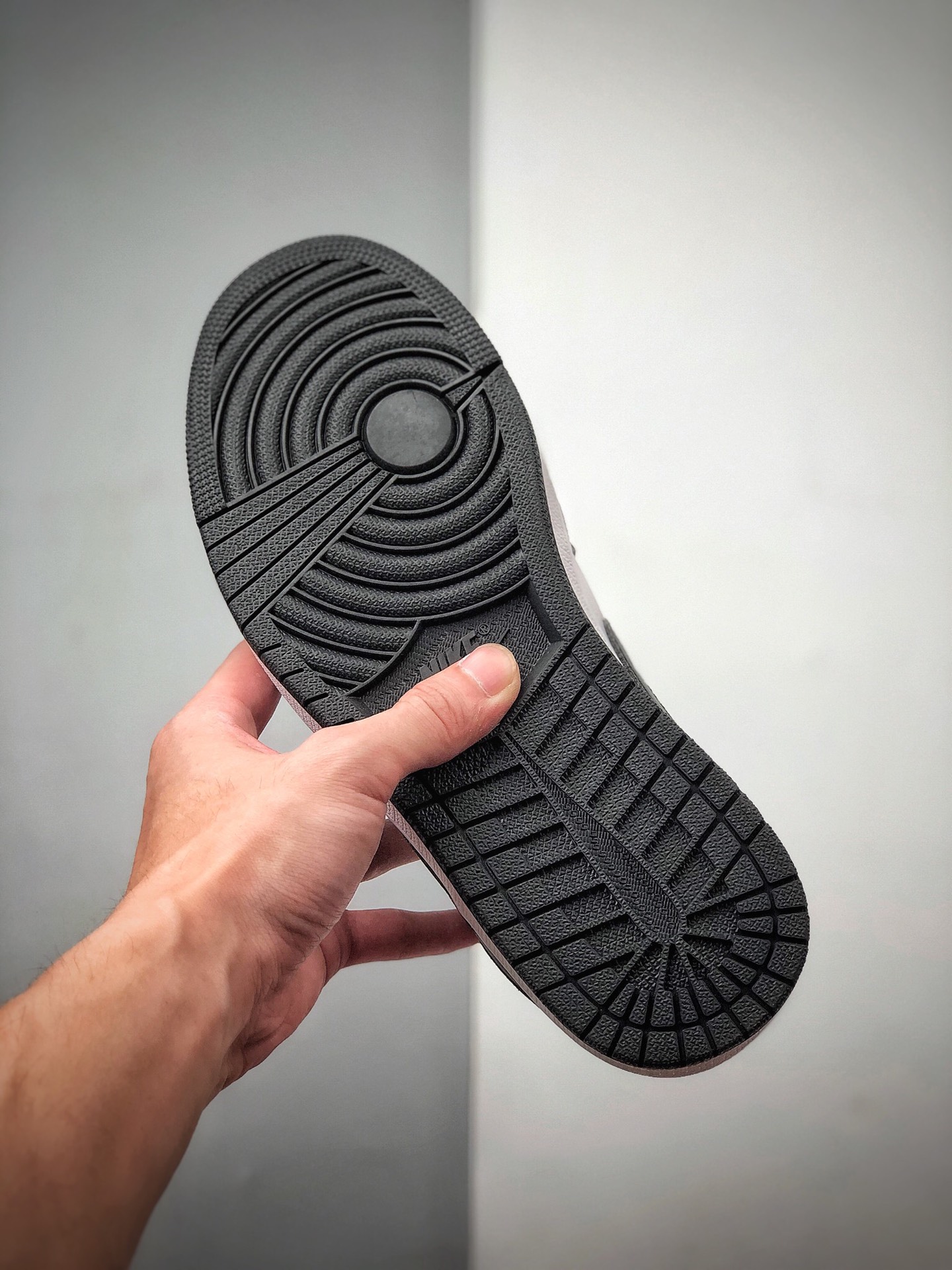 250 Air Jordan 1 Mid SE 黑白红尾货号：852542-100