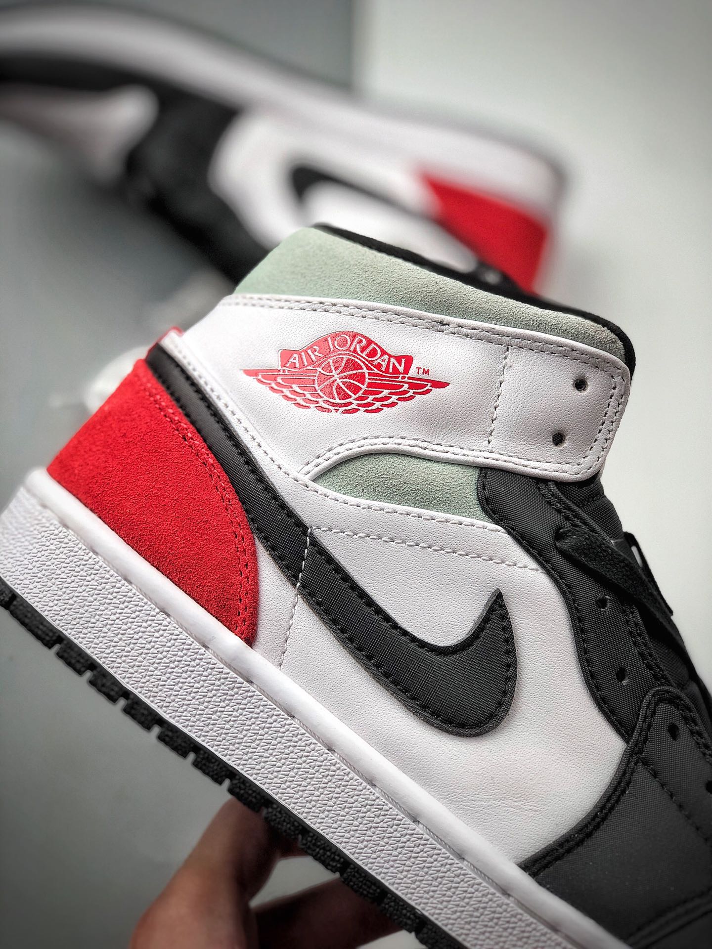 250 Air Jordan 1 Mid SE 黑白红尾货号：852542-100